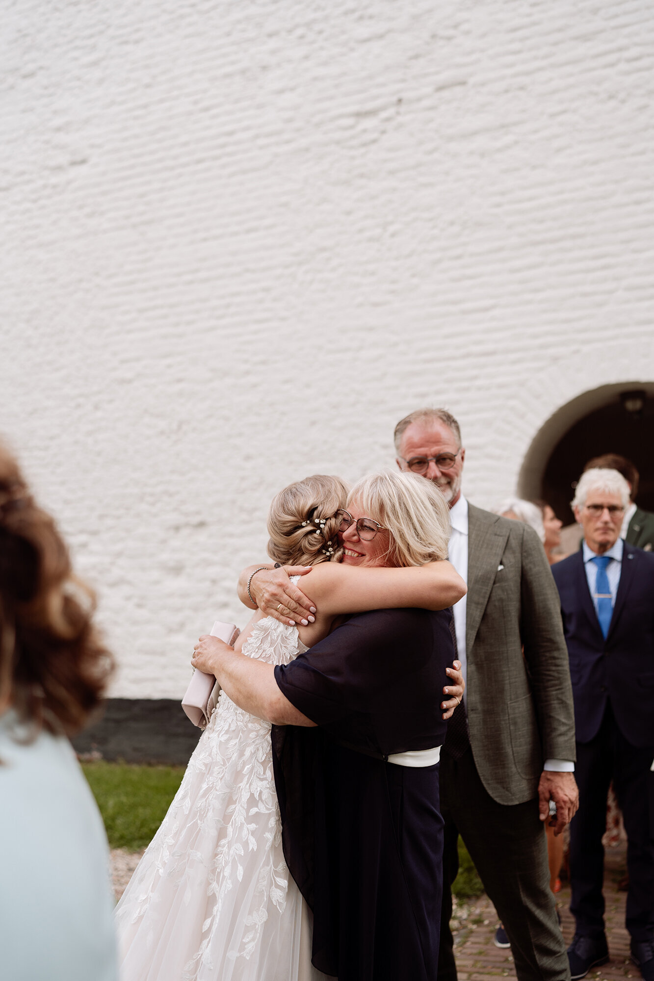 meike molenaar fotografie bruid knuffelt met vader