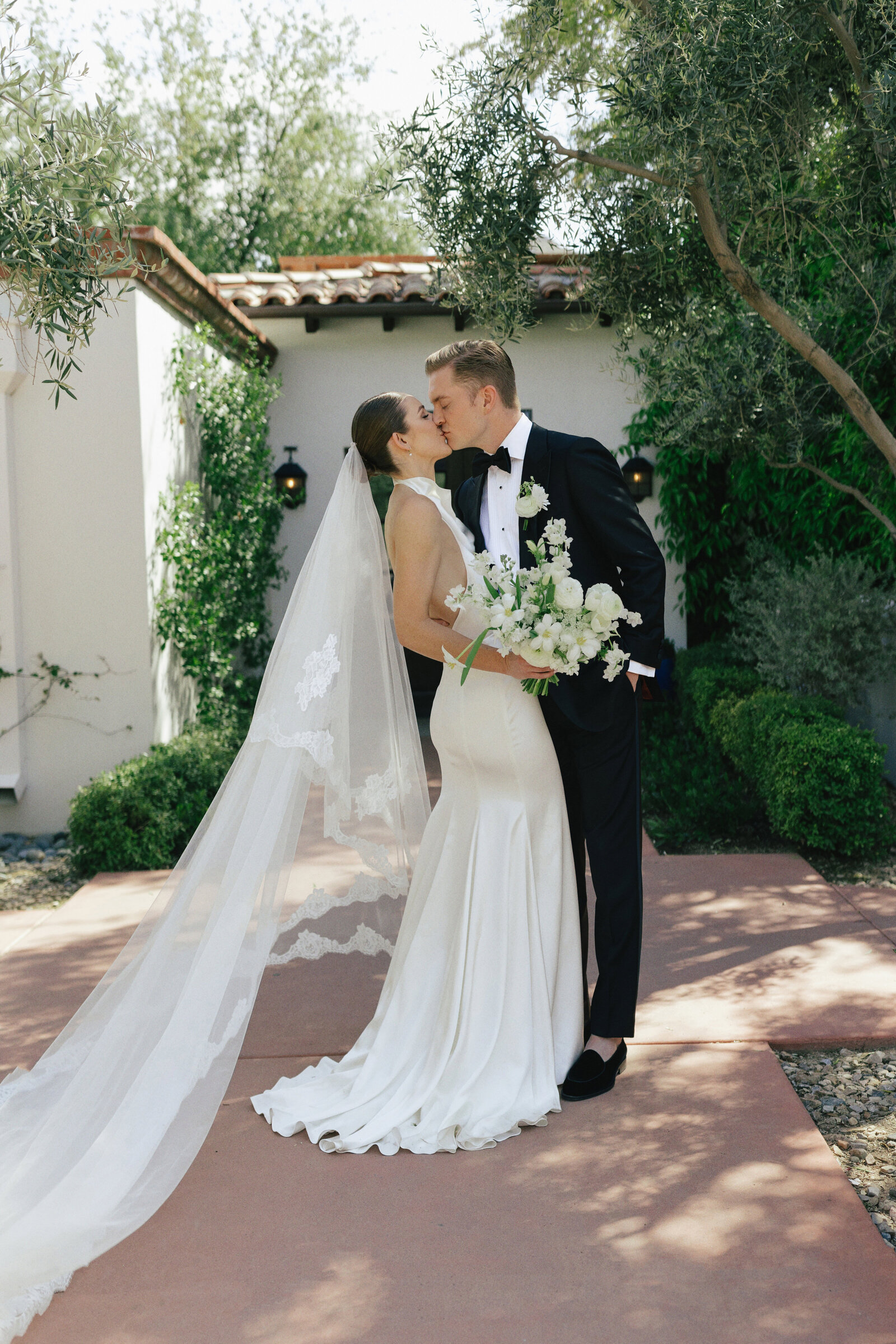 bride-groom-kiss-el-chorro-spring-tempe-florist