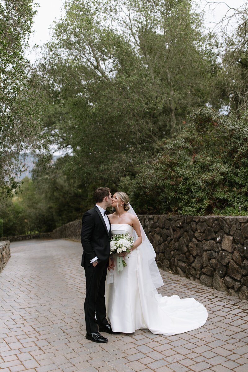 Bride and groom kissing by northern california wedding photographer Erica rochelle Photography