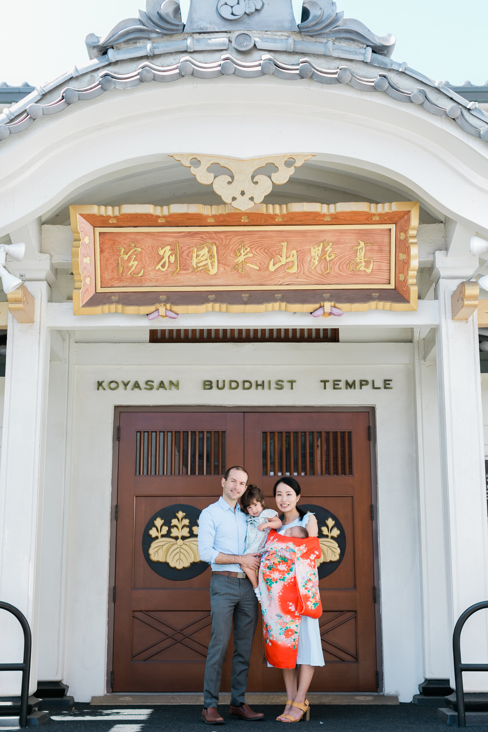 Family in front of Koyasan Buddhist Temple for Hatsumairi celebration | 初参り 記念 家族写真 高野山米国別院 ロサンゼルス