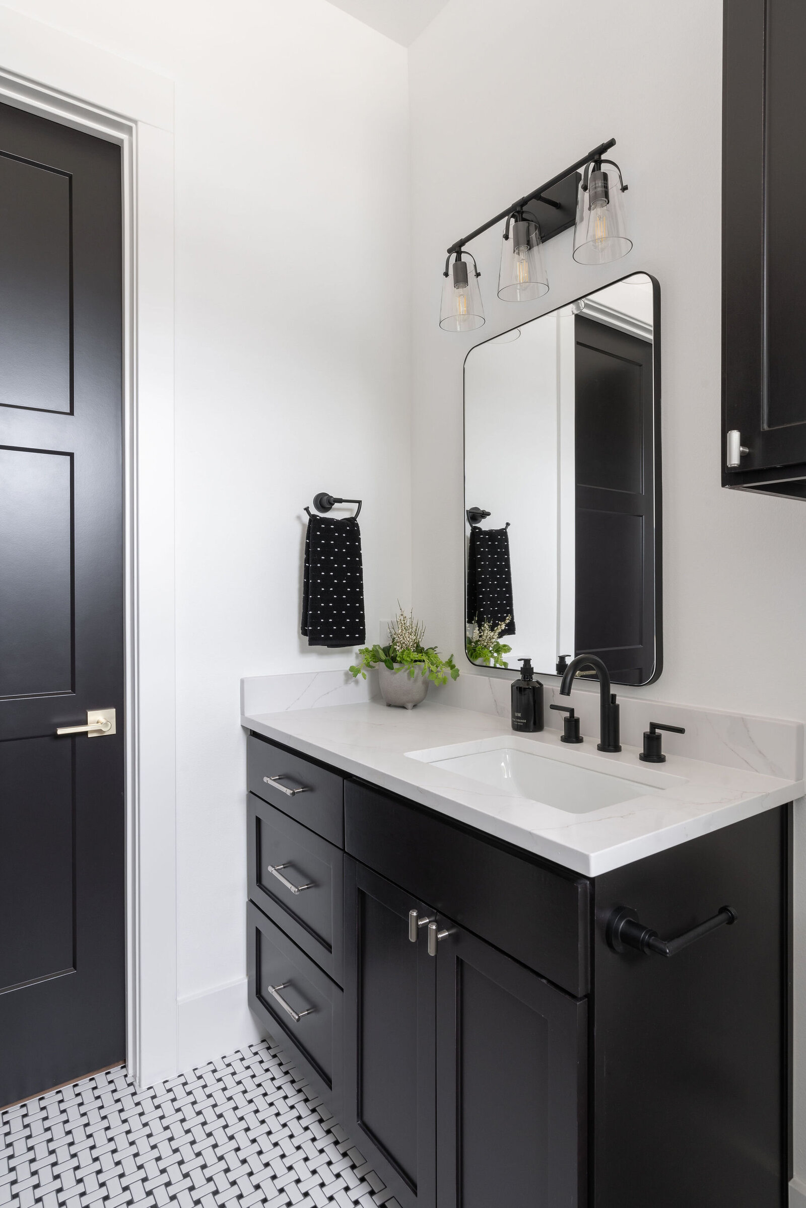 NuelaDesign_Black Vanity Bathroom with White Counter