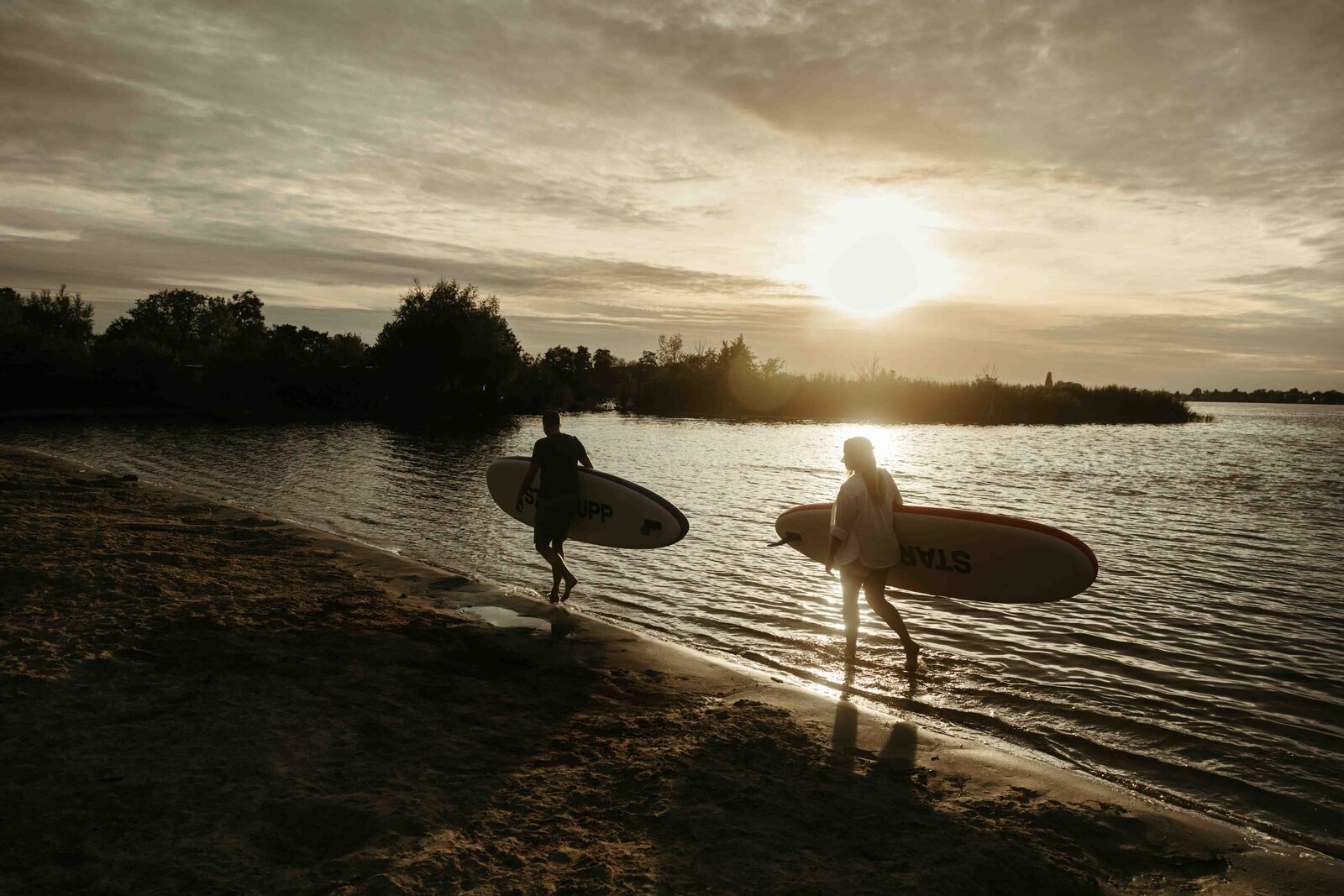 Get-framed-photographpy-couples-loveshoot-sup-preweddingshoot-goldenhour-coupleshoot