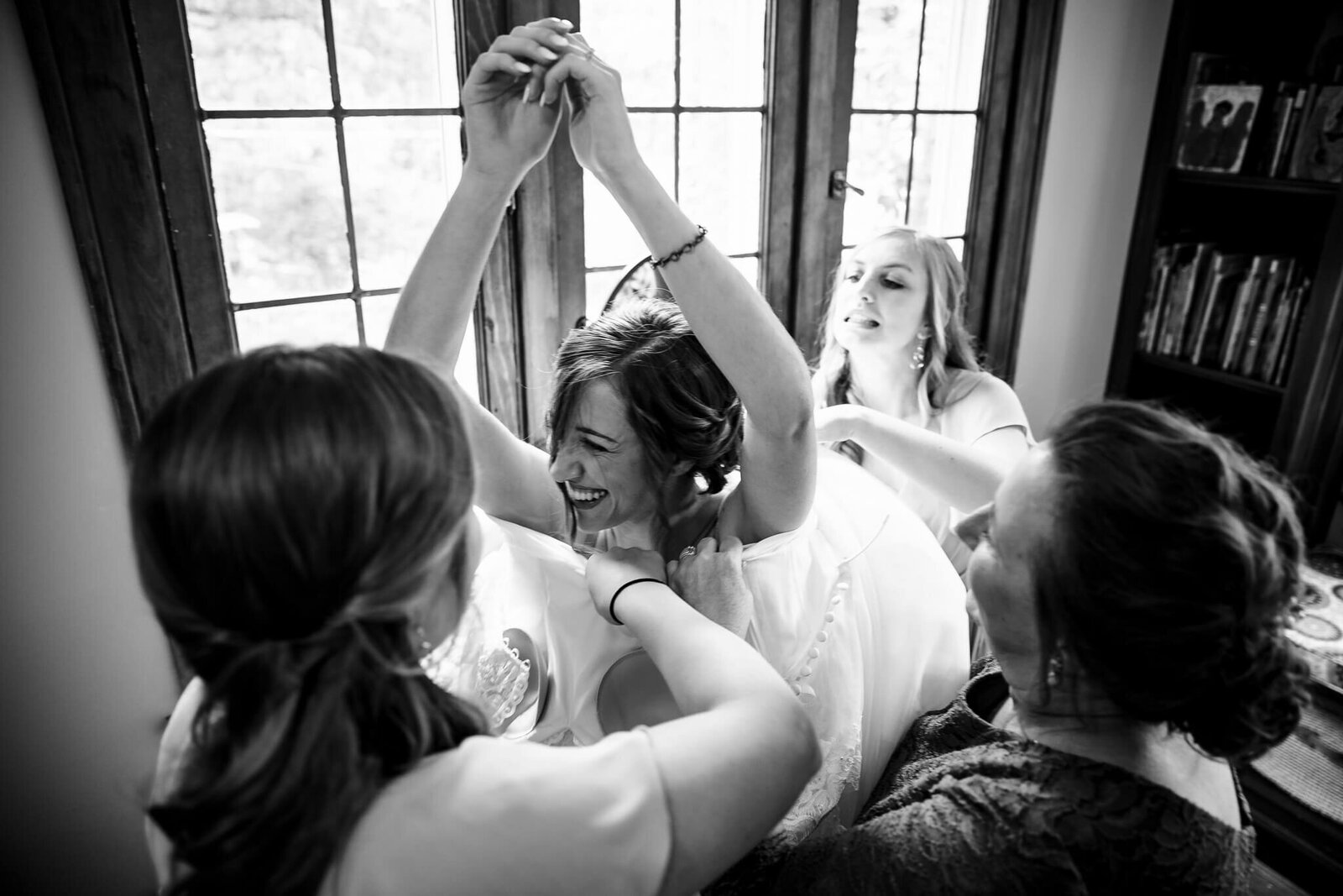 kentucky-wedding-bride-getting-ready-dress