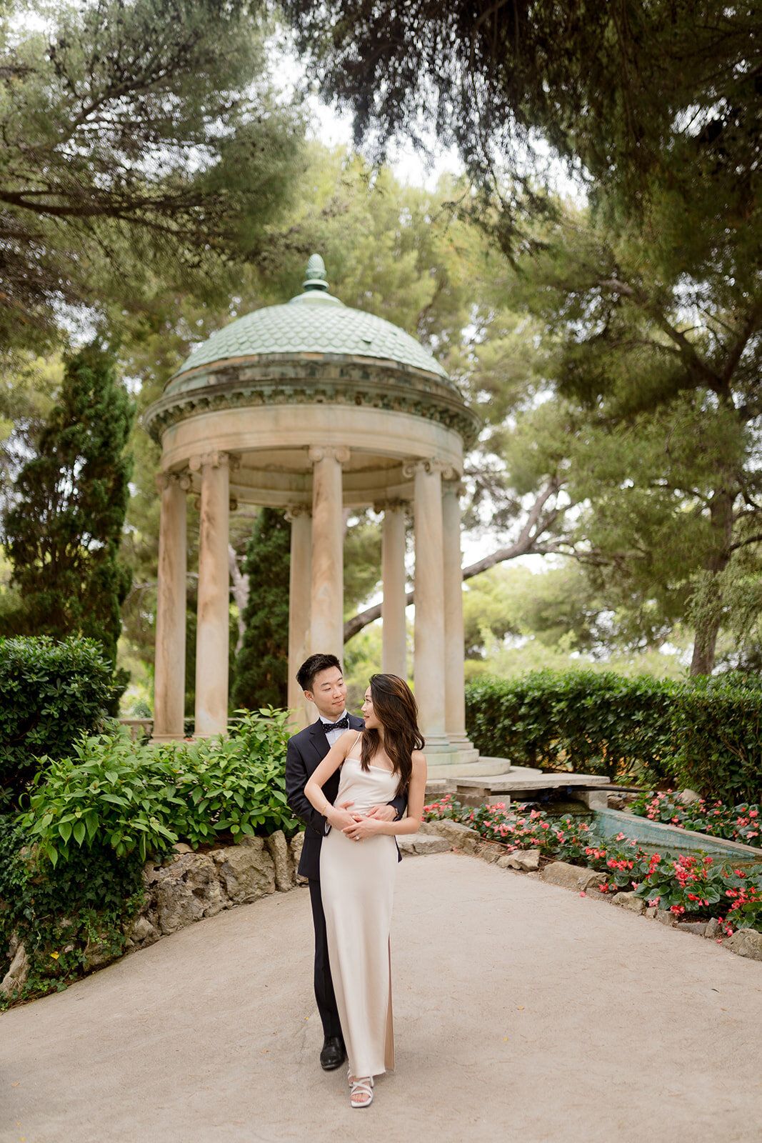 couple-photoshoot-in-villa-ephrussi-saint-jean-cap-ferrat-temple-of-love-mariage-proposal-best view-for-proposal (1)
