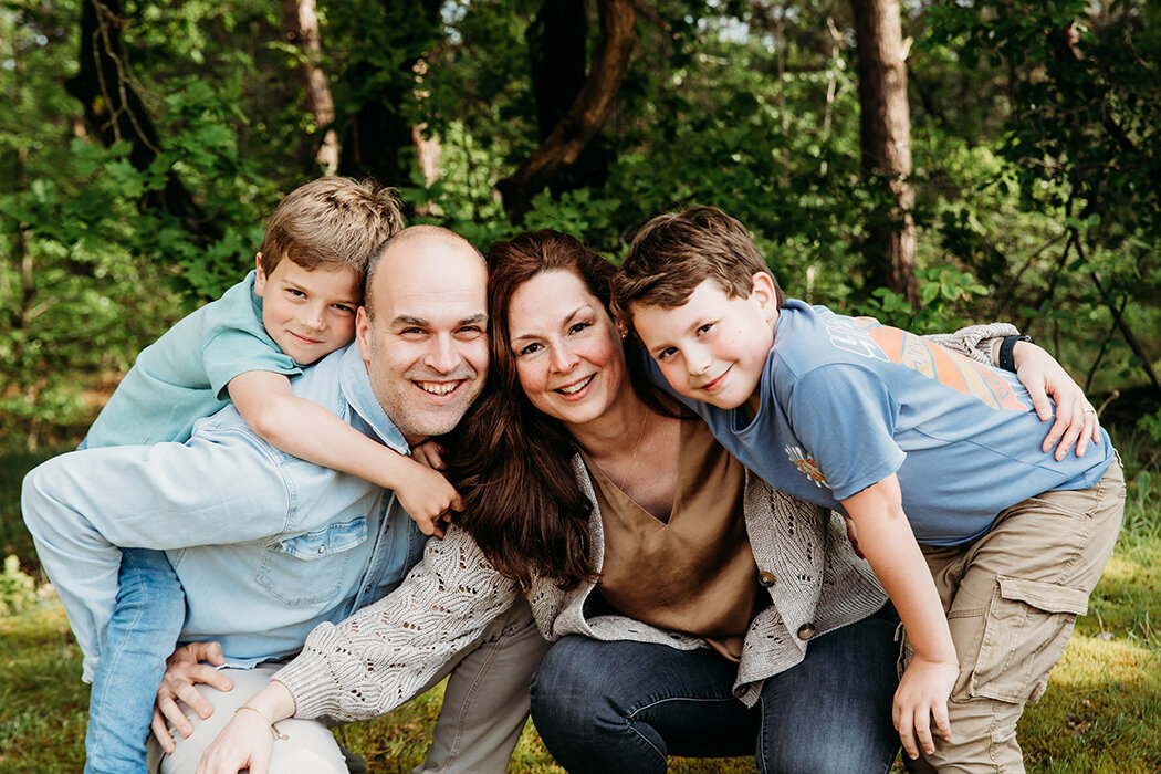 spontanefamiliefotos, familiefotoscadettenkamp, familiefotograafbrabant, ettenleur, zundert, rucphen, rijsbergen, schijf, familiefotokado