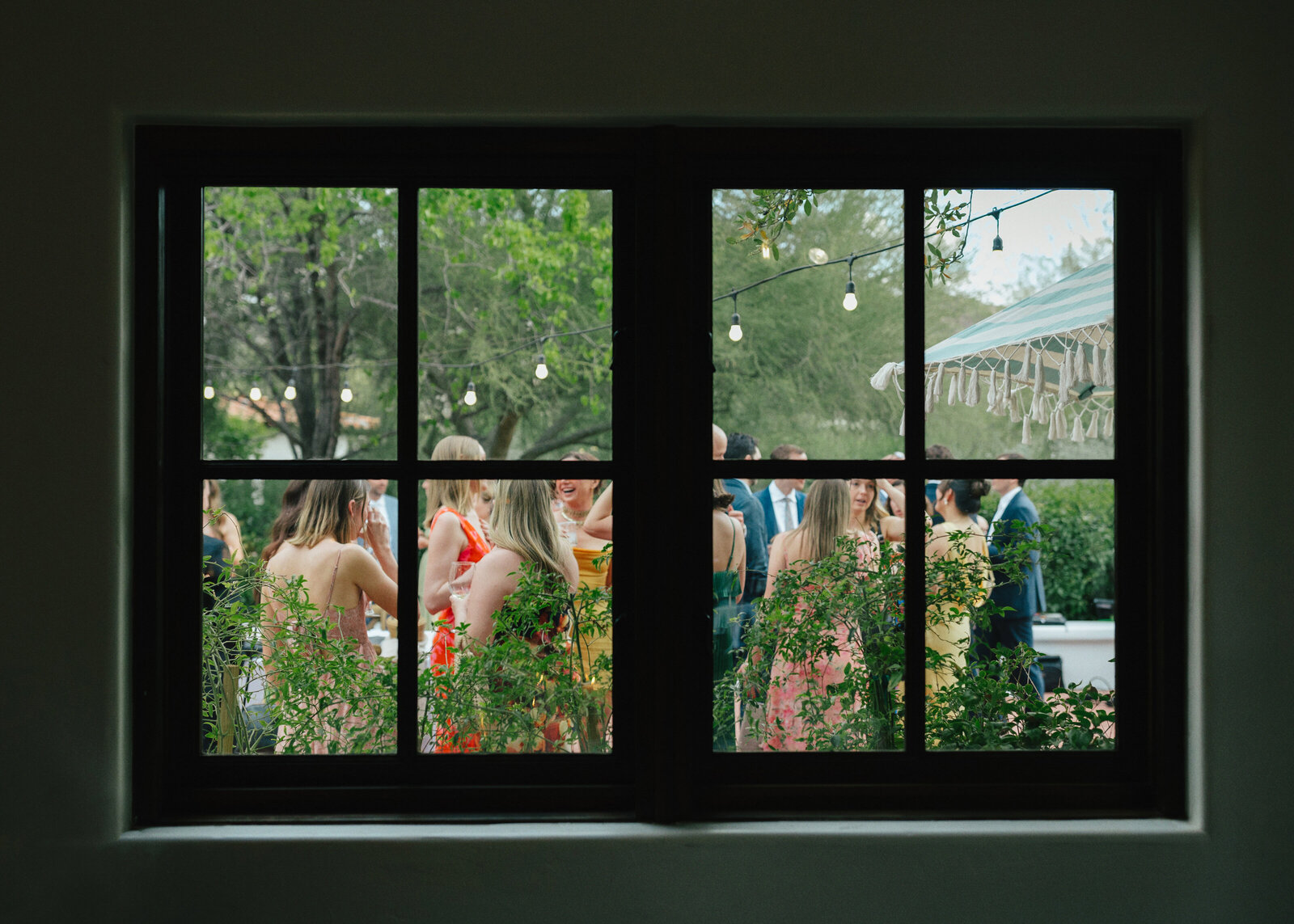 window-wedding-guests-el-chorro-spring-phoenix-wedding-florist