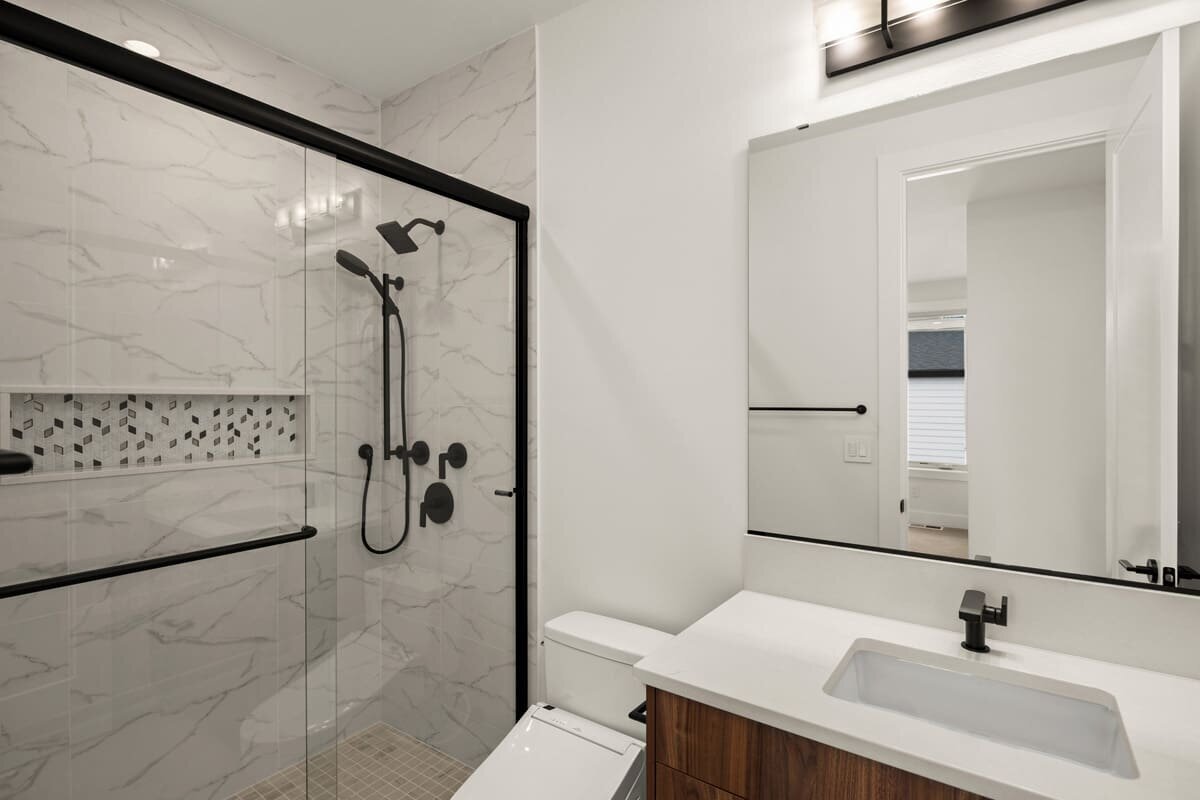 Livingston-Custom-Homes-West-Kelowna-Spec-Build-Full-Bathroom