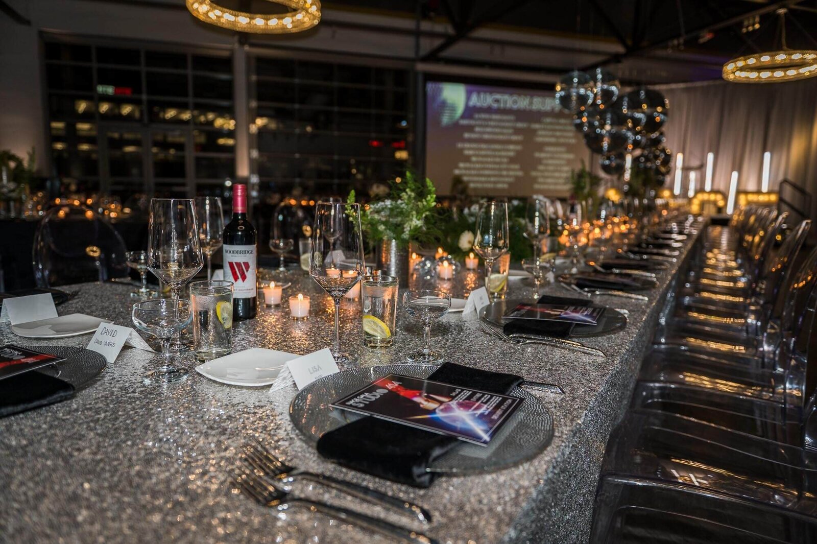 metallic-tablecloth-corporate-event-design-ideas