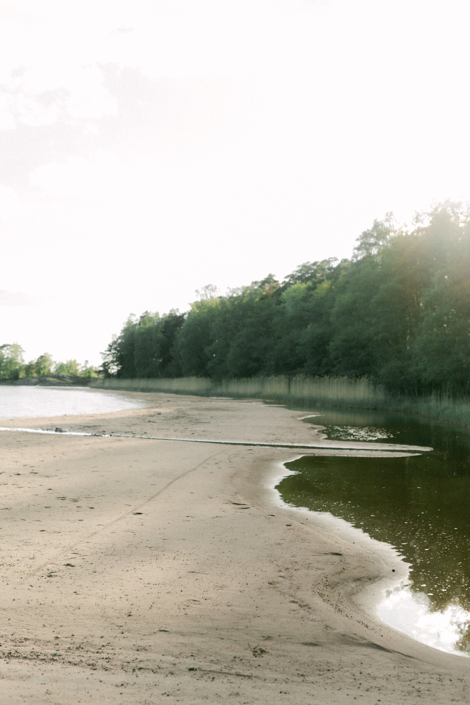Beach on a couple photography session with photographer Hannika Gabrielsson