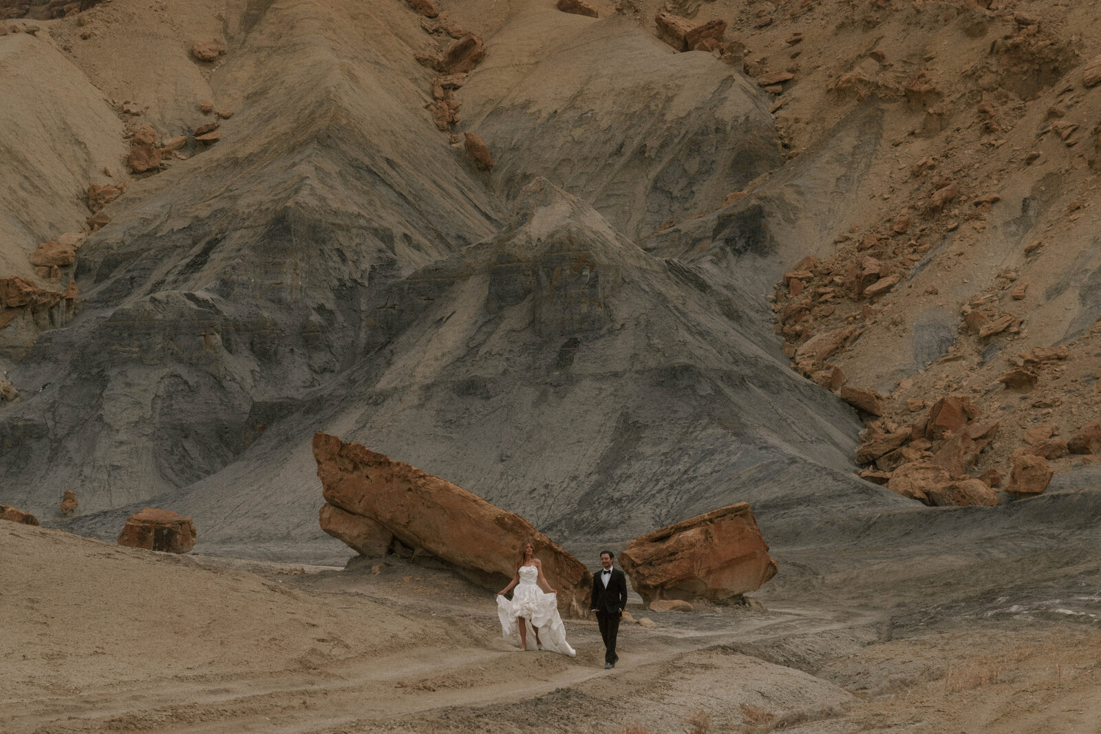 lake powell desert luxury bridals