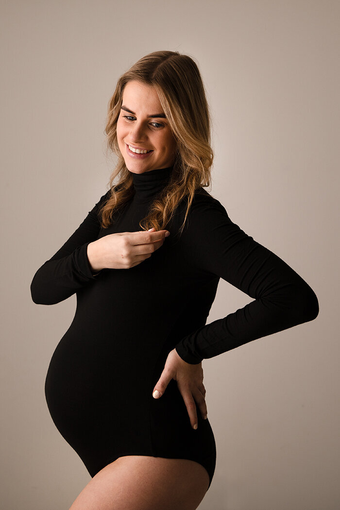 stijlvollezwangerschapsfotos, buikfotometzwartcolbert, pregnancystudioshoot, zwangerschapsshootstudio, zwangerschapsfotograafbrabant, rucphen, zundert, breda, oosterhout, halderberge, bergenopzoom, stijlvollemama,