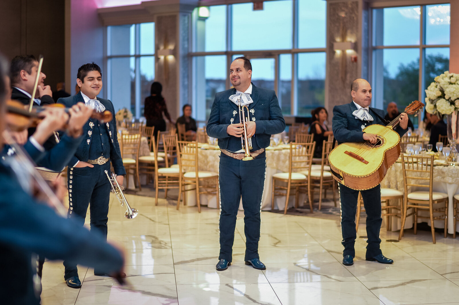 mariachi band playing at downtown chicago wedding