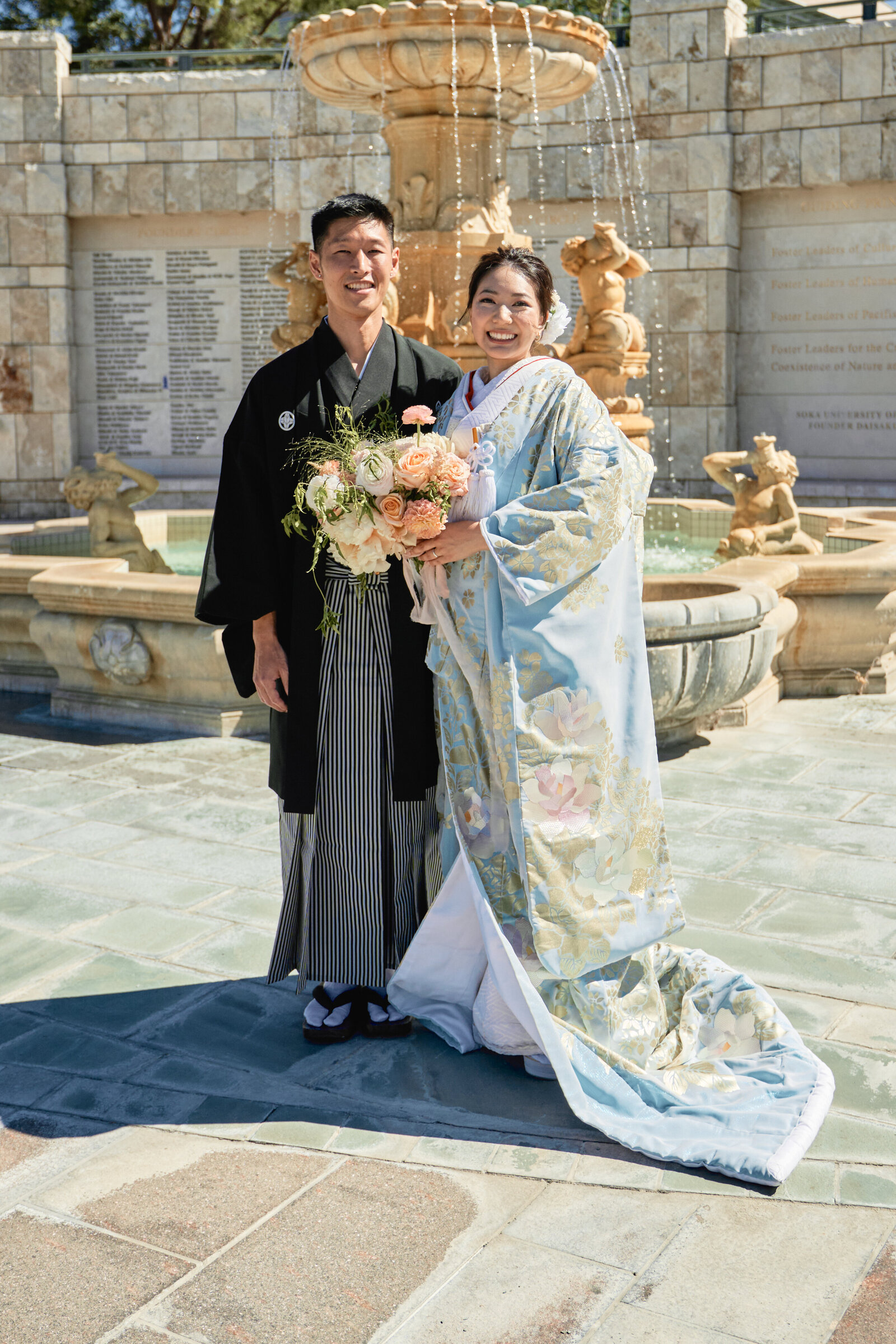 Full-length portrait of couple in Japanese wedding attire from a wedding kimono rental studio in Los Angeles |
オレンジカウンティーでロサンゼルスの着物レンタル和装ウェディング全身ショット 青打掛花嫁と黒紋付袴新郎