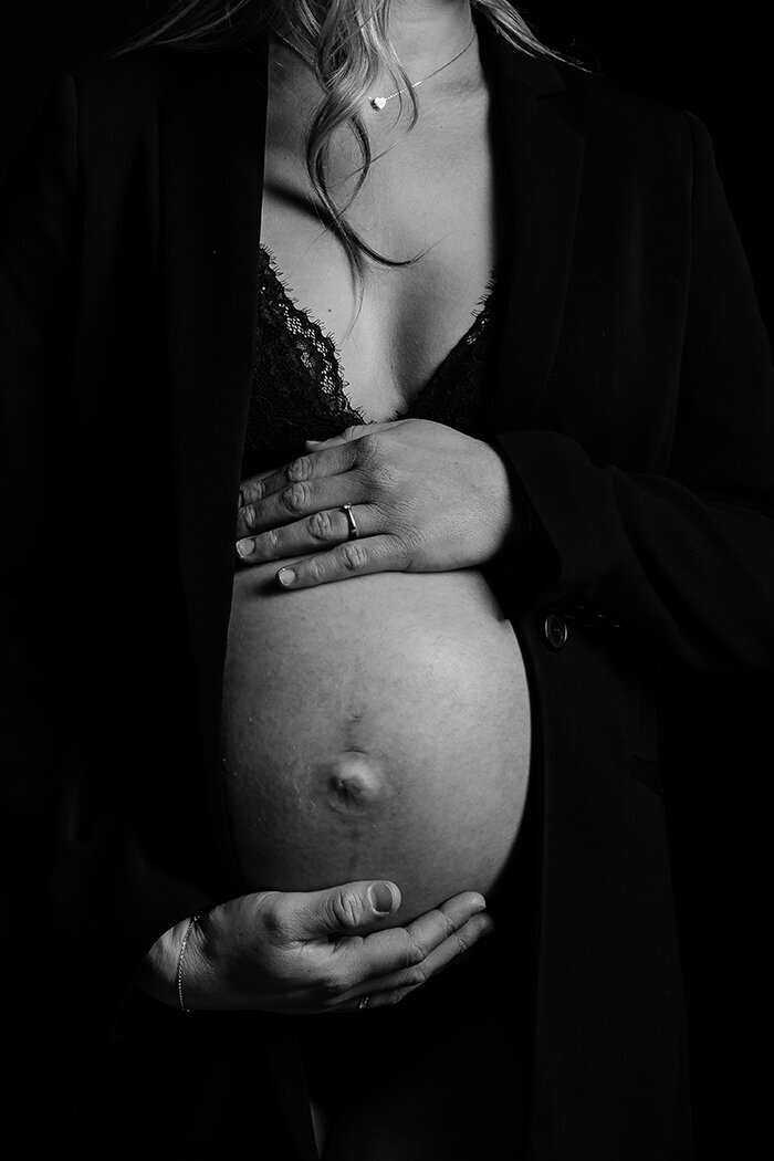 zwangerschapsfotografiebrabant, zwangerschapsfotostudio, buikfotozwarteachtergrond, donkerebuikfotos, breda, oosterhout, zundert, rijsbergen, ettenleur, schijf, achtmaal, kleinzundert, roosendaal, rucphen, stijlvollezwangerschapsfotos