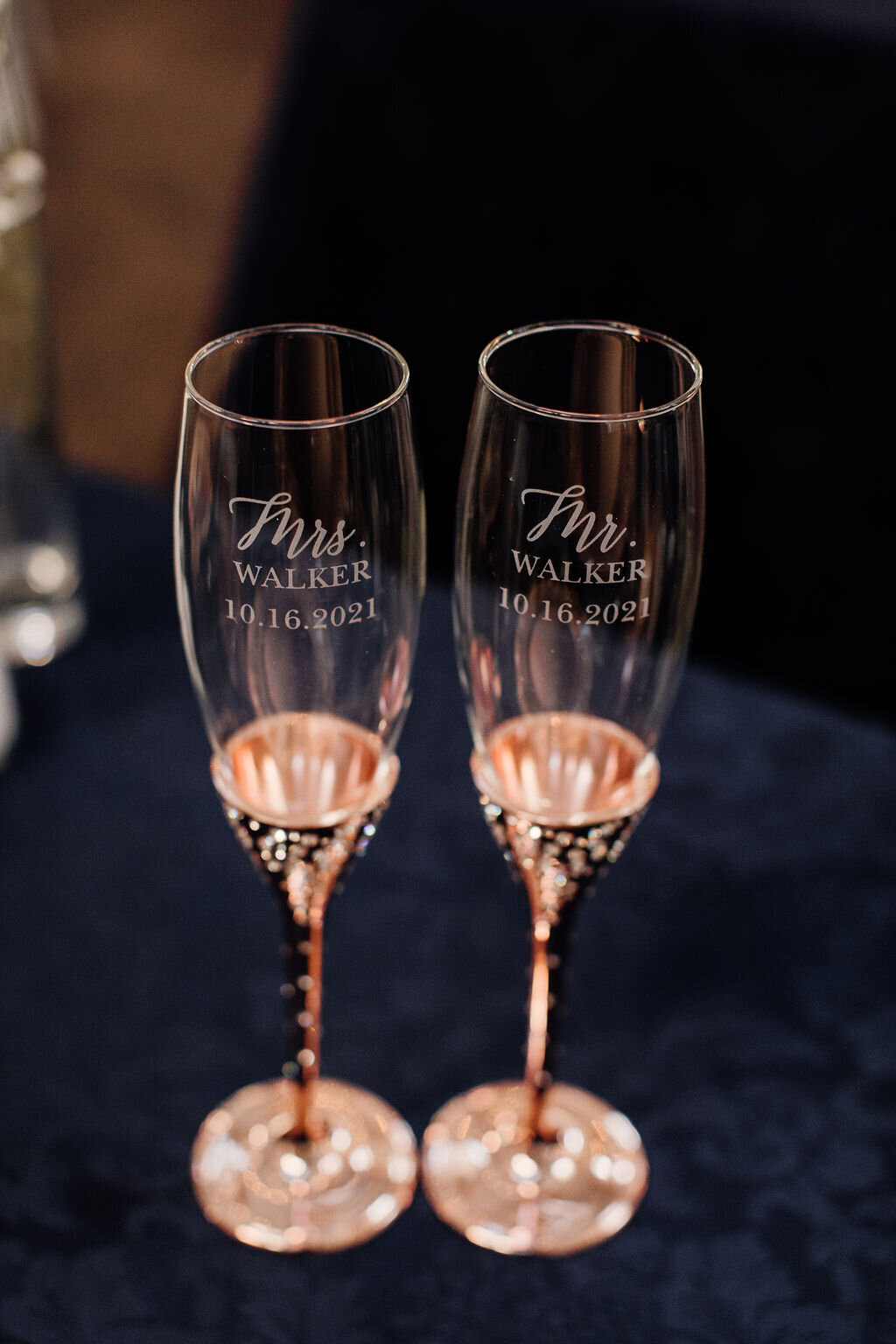 couple-matching-glasses-champagne-details