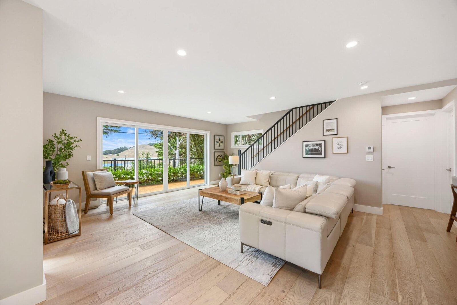 california-coastal-designed-living-room