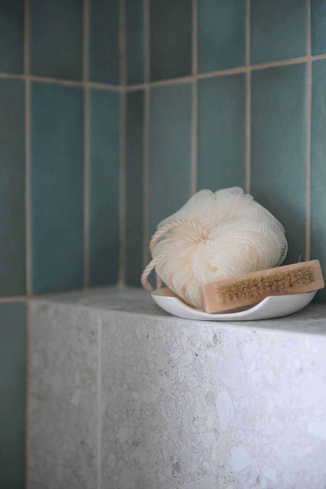bathroom-shelf-align-interior-design.jpeg