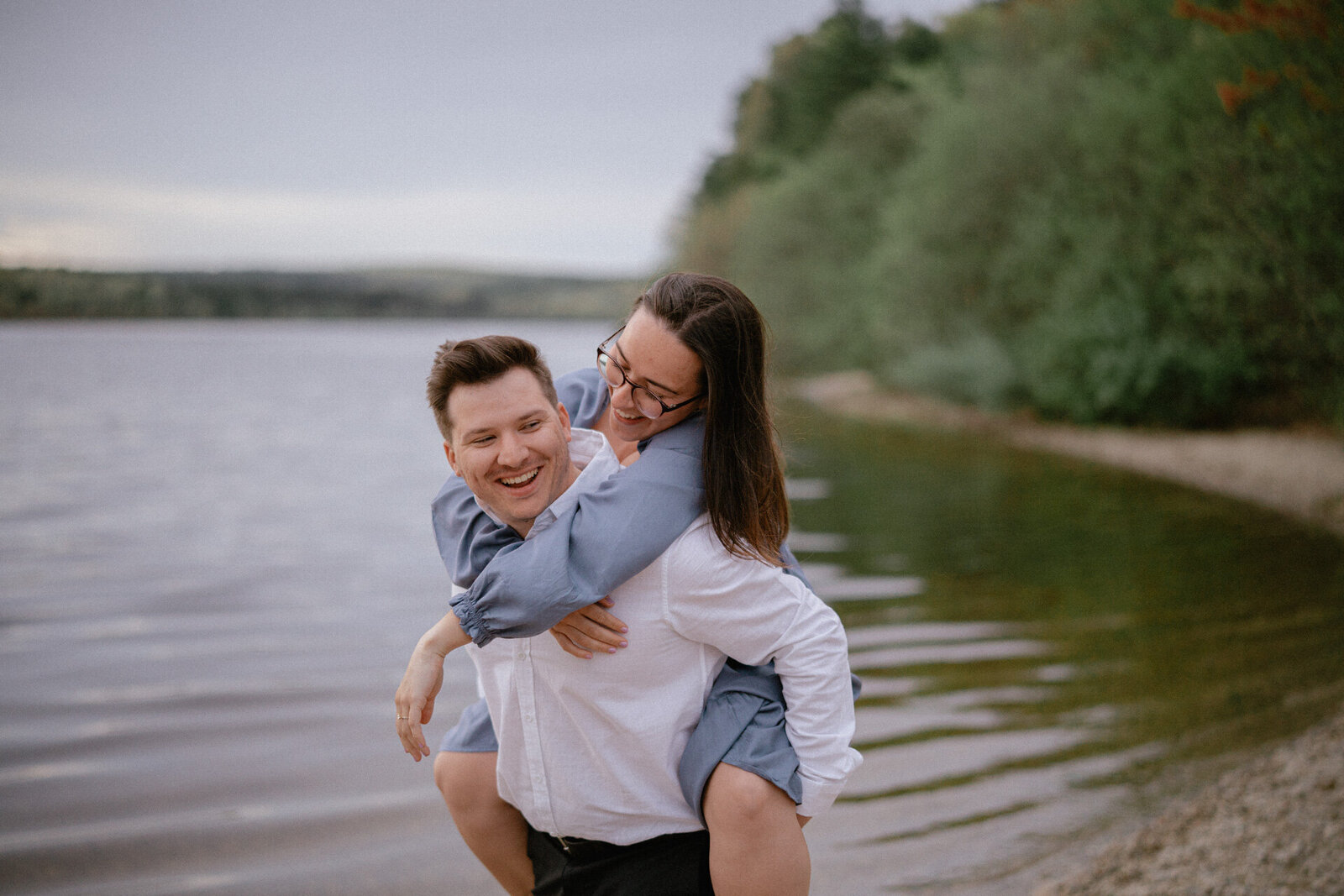couple-piggyback-lake-shore