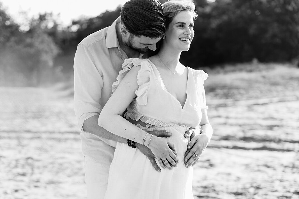 zwangerschapsfotoshoot, zwangerschapsoutfit, zwangerschapsfotograafbrabant, zwangeschapsfotometpartner, breda, goldenhourzwangerschapsfotos, halderberge, zundert, rucphen, roosendaal, ettenleur