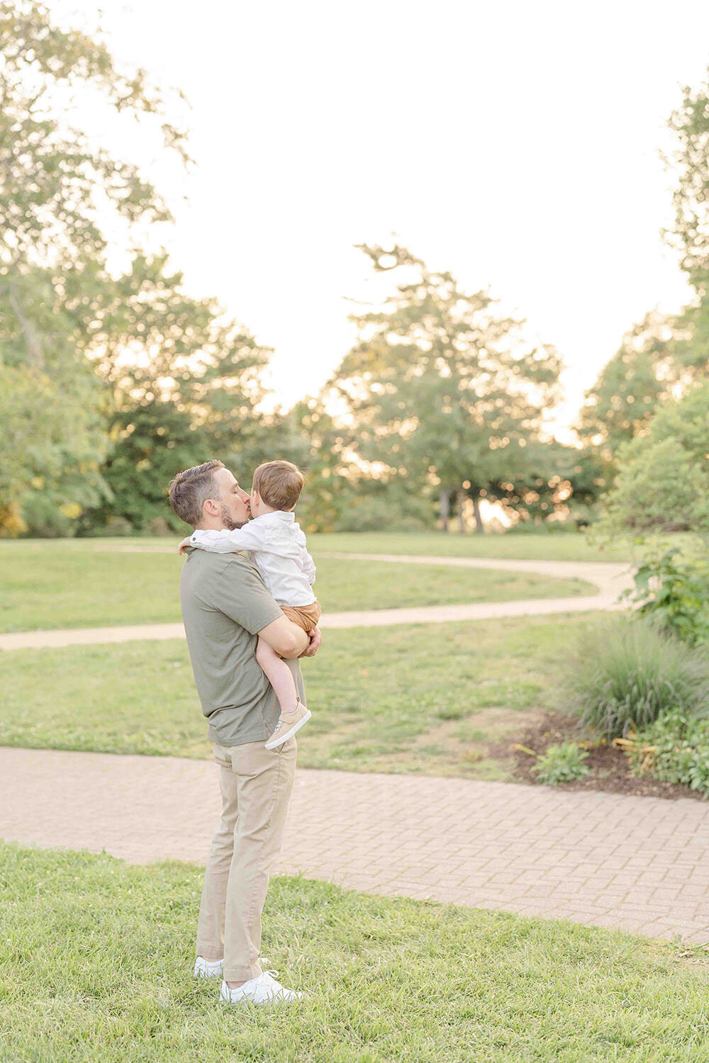 dad kisses son during spring minis in Chantilly, VA