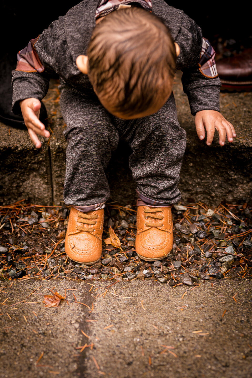 baby-has-cute-shoes-family-photoshoot