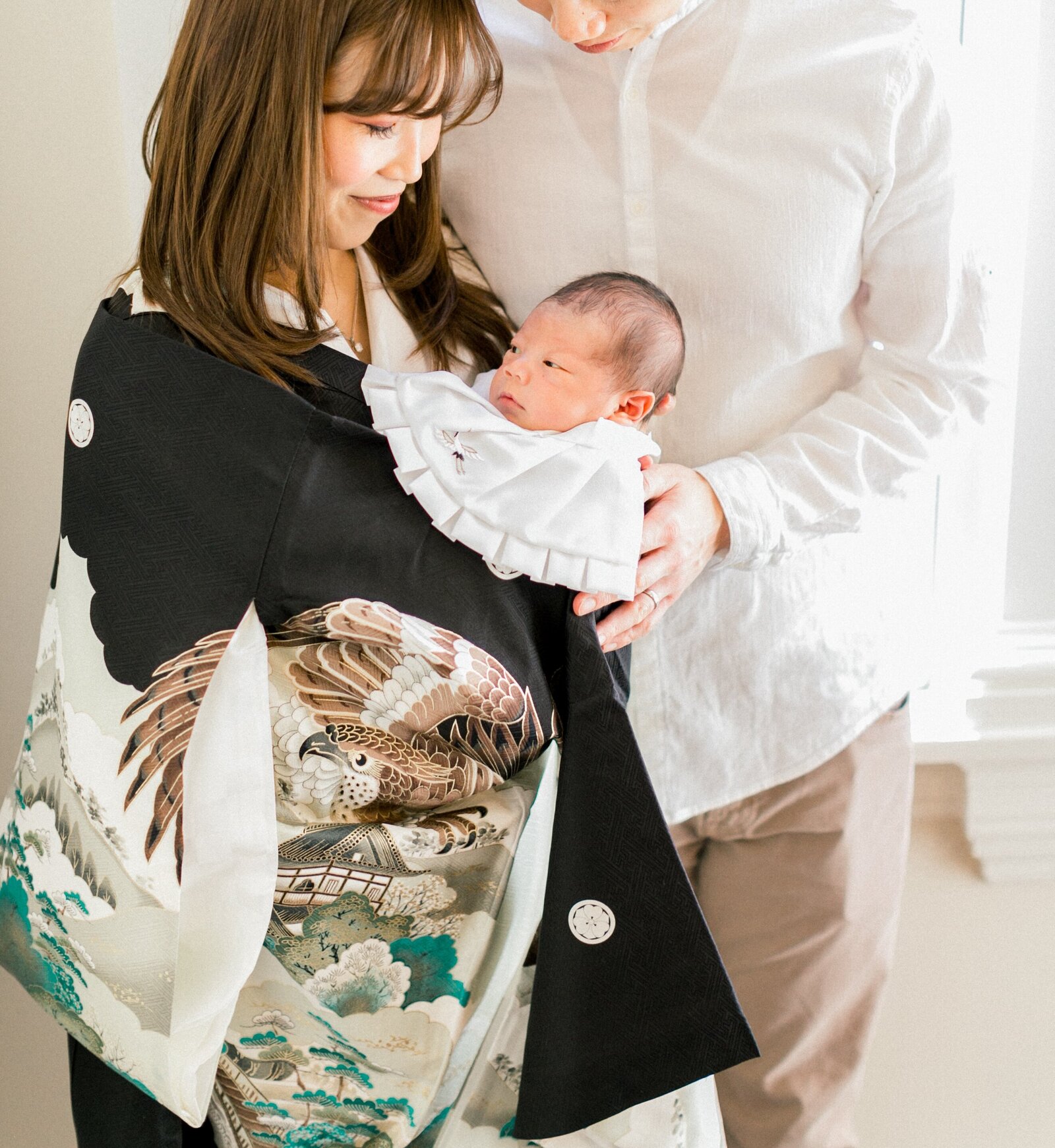 Hatsumairi family portrait with mother in black kimono holding baby | 初参り 家族写真 黒羽二重着物 ロサンゼルス