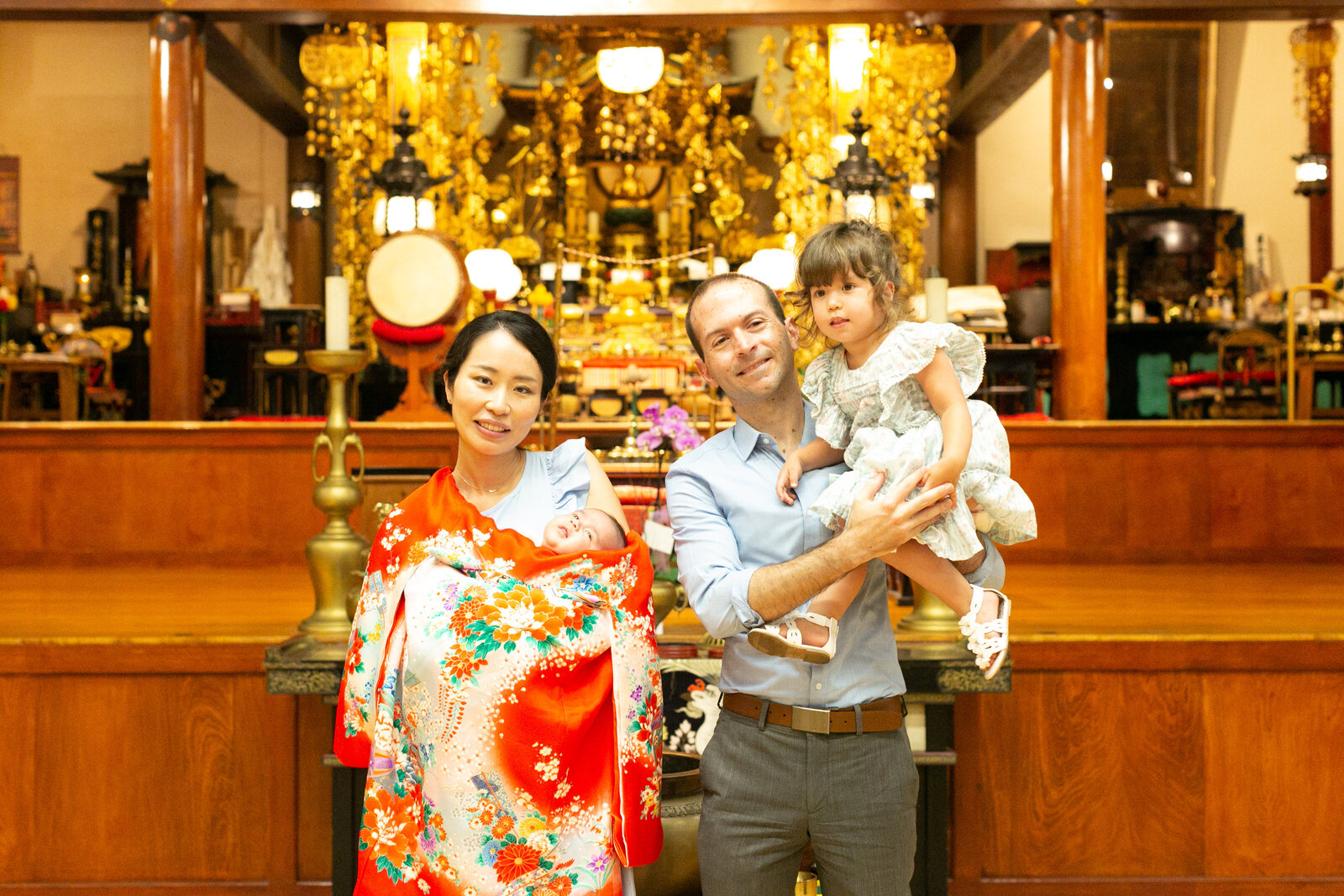 Hatsumairi family photo inside Koyasan Buddhist Temple Los Angeles | 初参り記念 家族写真 高野山米国別院 本堂内