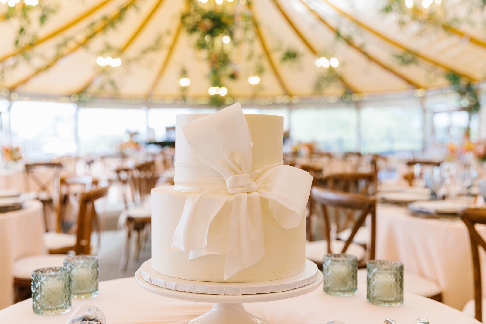 leila-james-events-newport-rhode-island-luxury-wedding-planner-castle-hill-inn-venue-erin-mcginn-wedding-photographer-bright-florals-bow-wedding-cake-CH0709 copy