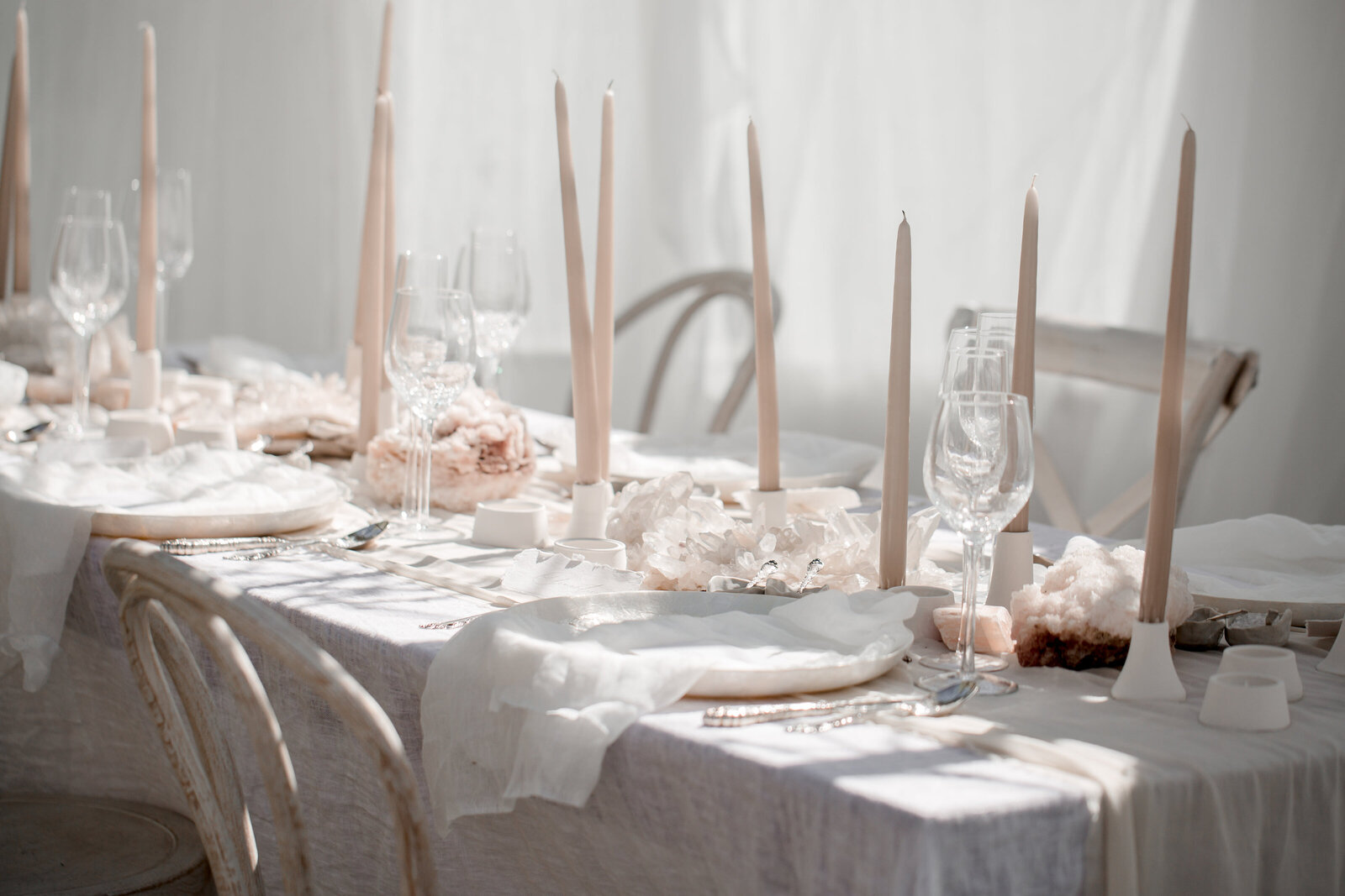pink-wedding-table-setting-with-crystals