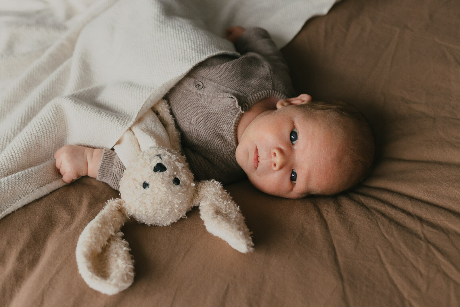 Newborn baby met knuffel fotoshoot