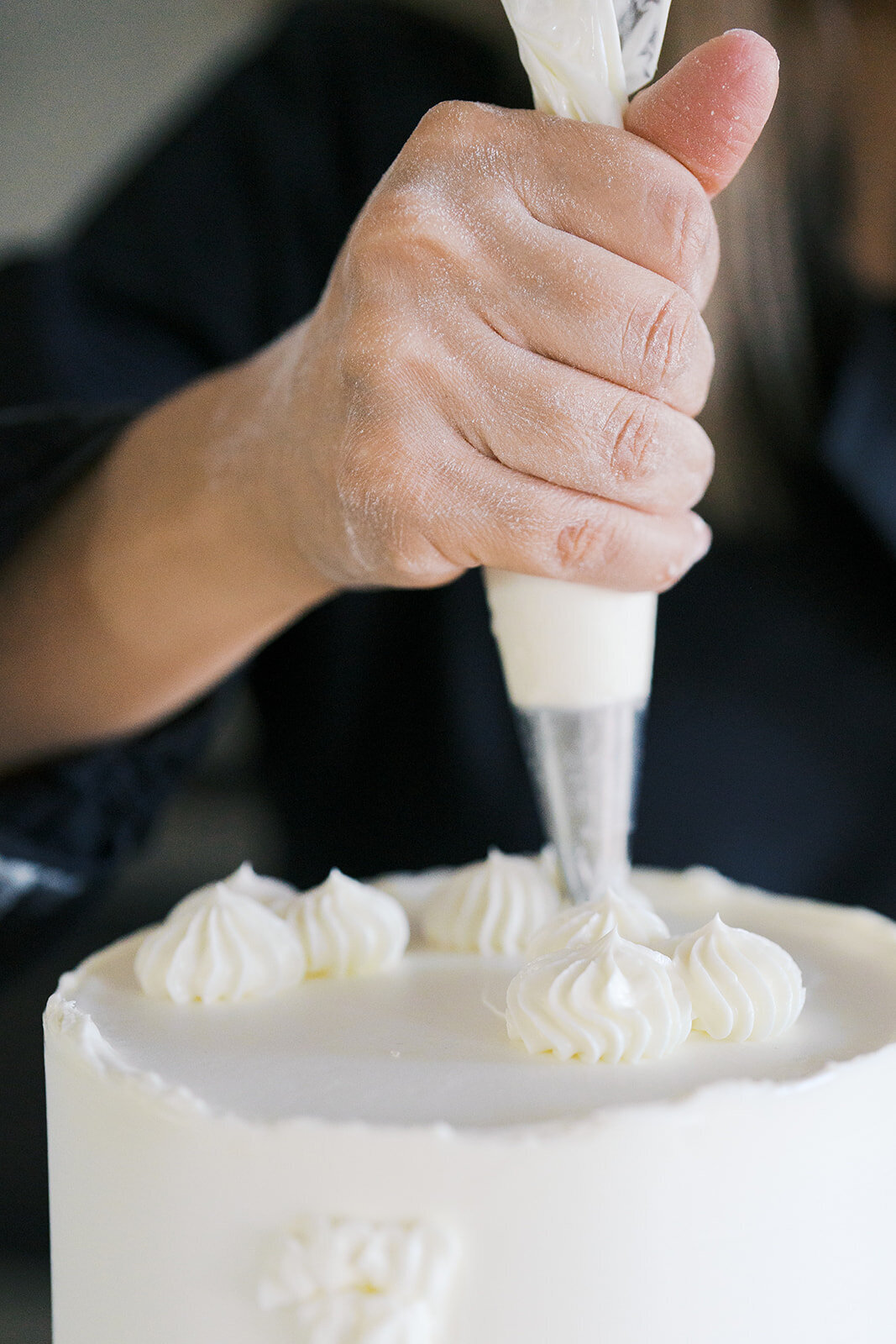 Baker designing a cake in Tucson, AZ
