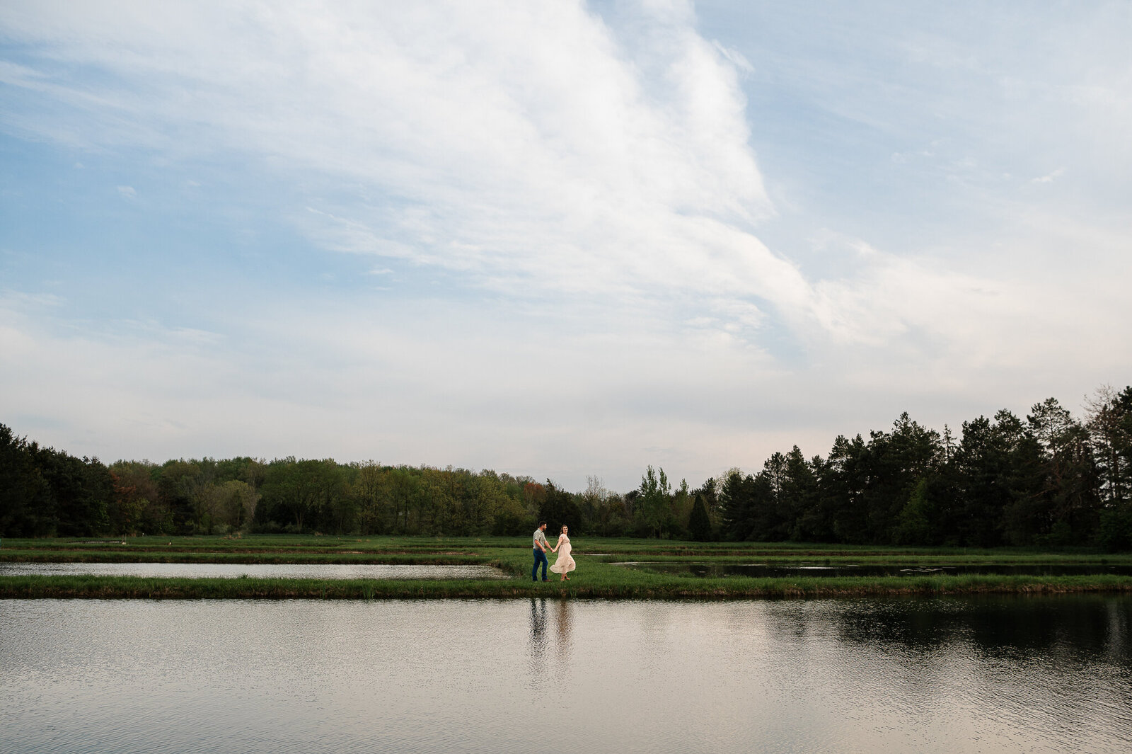 Outdoor pregnancy maternity session at park