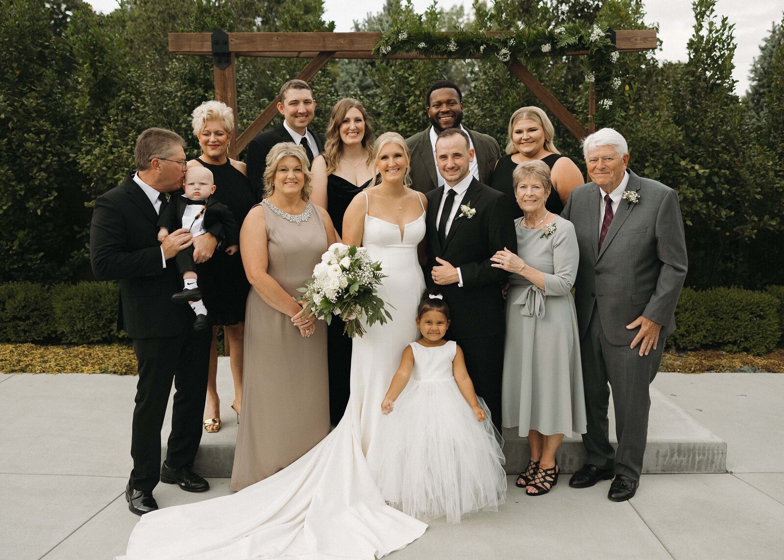 grace-trexel-photo-bride-family-photo-outside