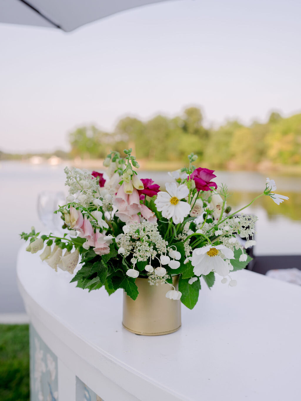 23Kate Campbell Floral The Oaks waterfront summer wedding by Julie Livingston photo