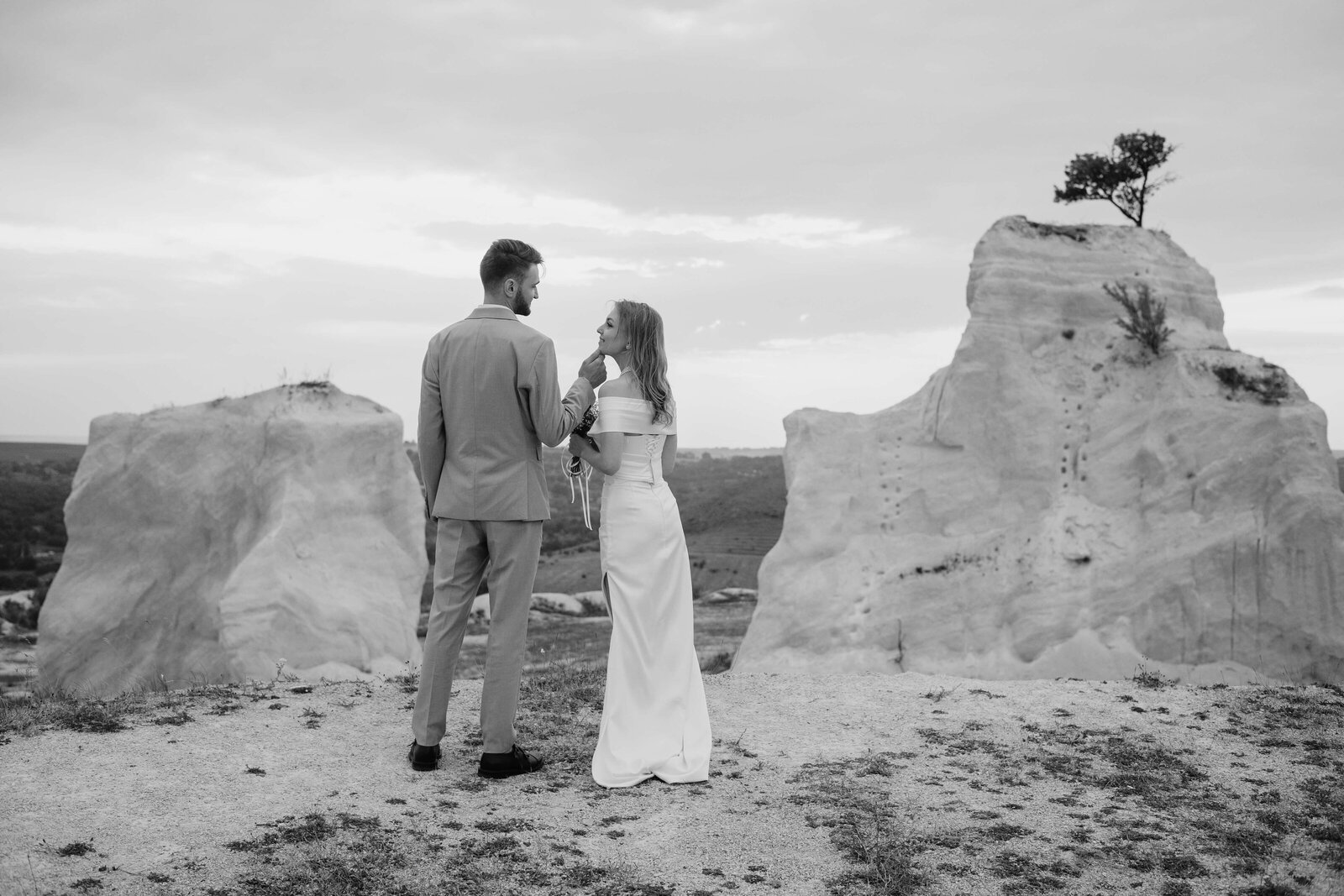 bride-groom-stand-rocky-ledge