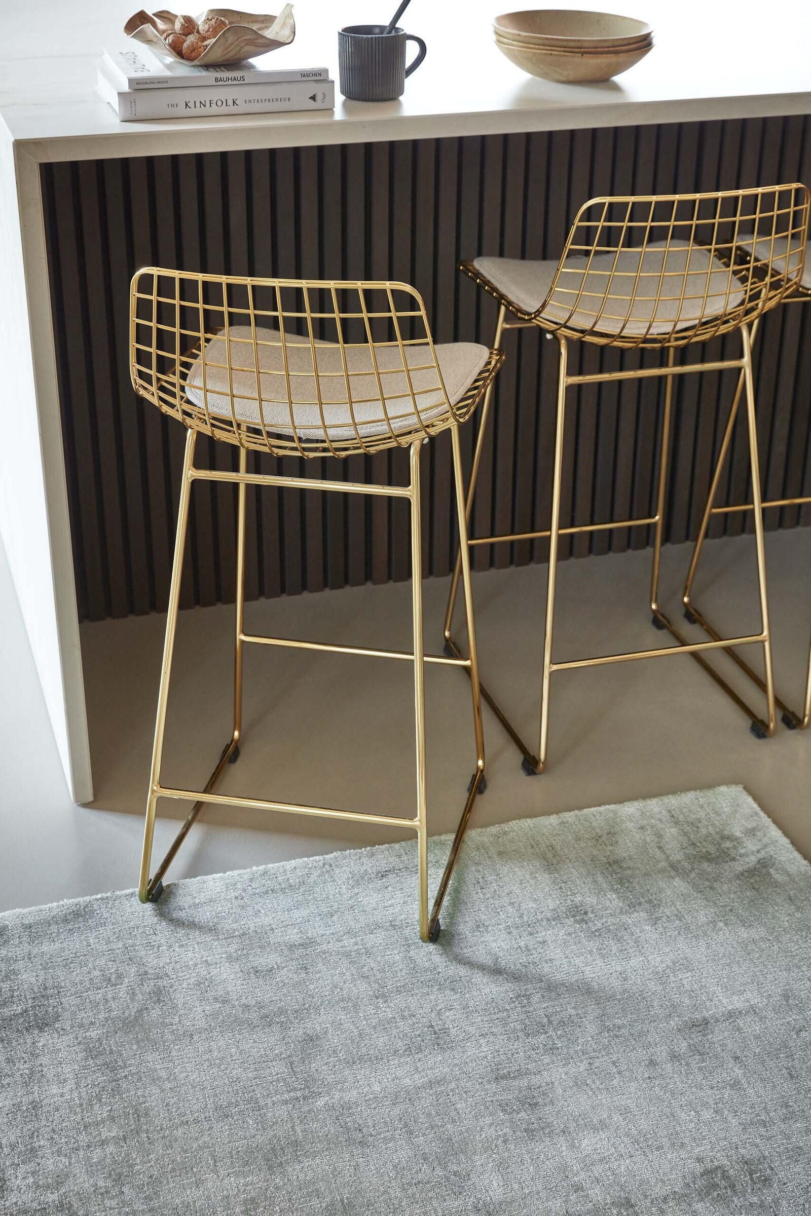 fotostyling-brinker-ensuite-2023-design-keuken-vloerkleed-harmony-sage-barkruk-semidetail-annedelange