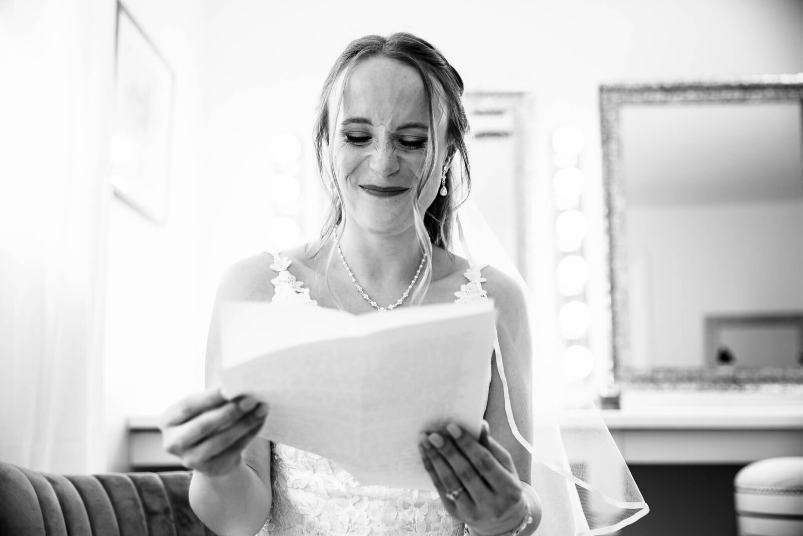 glendale-lyceum-cincinnati-wedding-bride-reading-letter