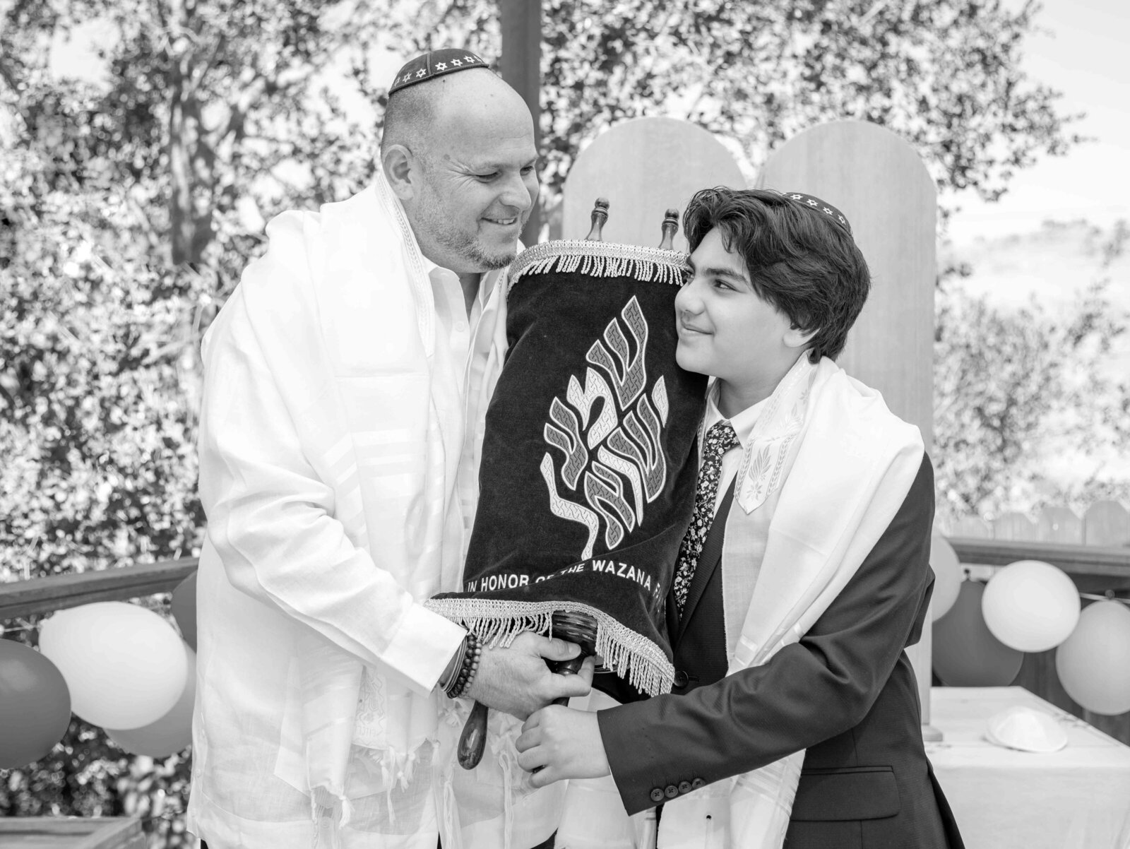Maria-McCarthy-Photography-Bar-Mitzvah-holding-Torah-dad