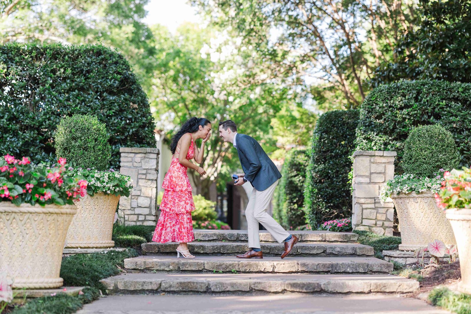 outdoor-proposal-photography-dallas-arboretum