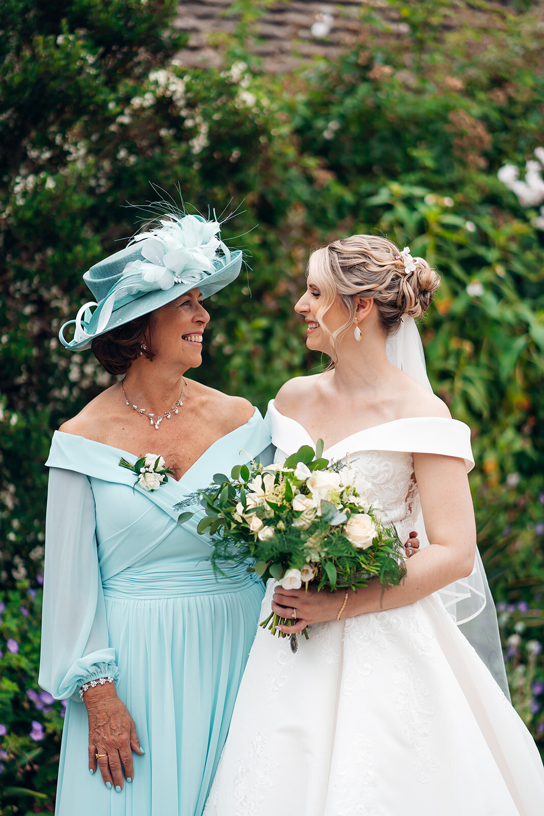 mother-and-bride-pre-ceremony-in-cotswolds