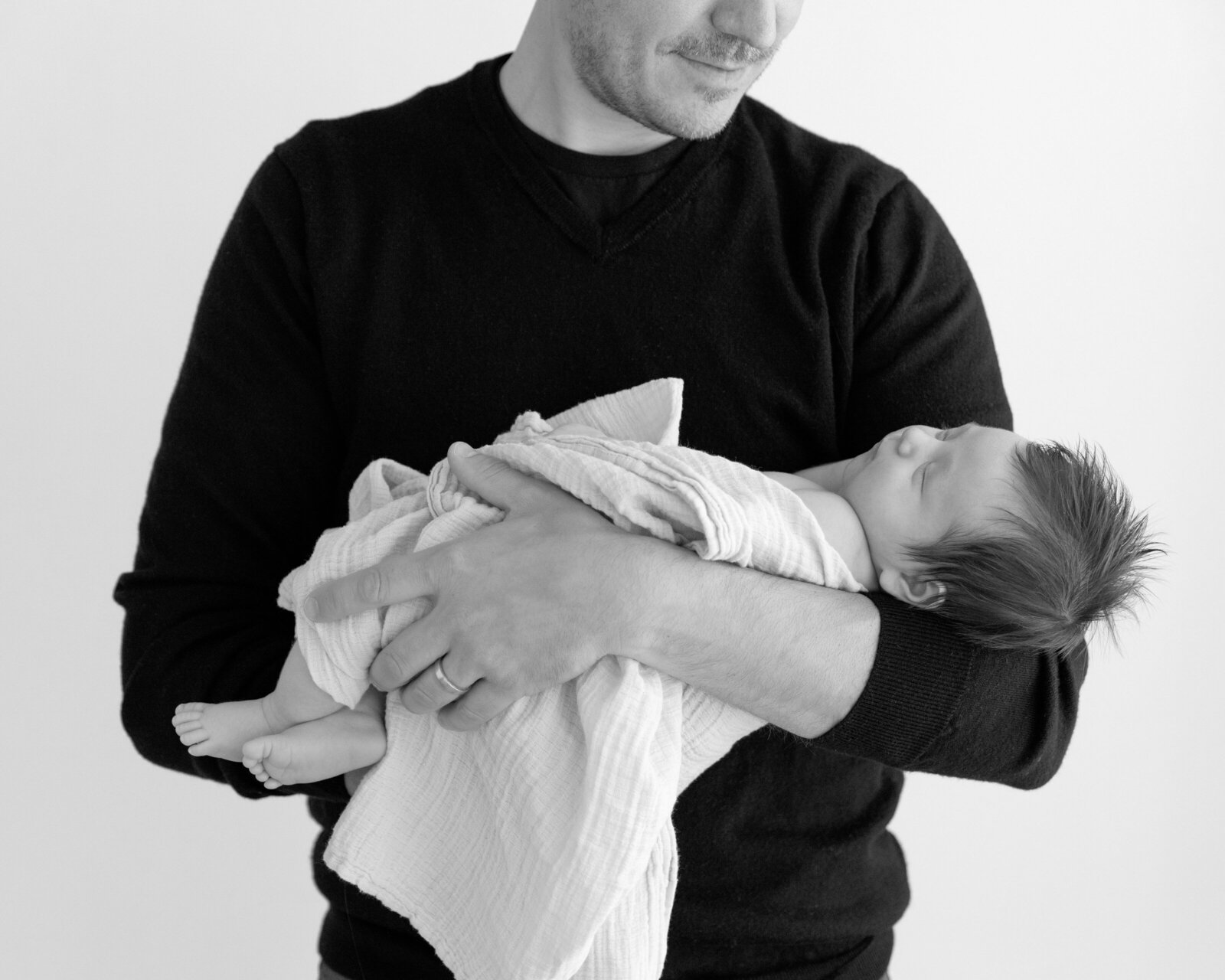 dad-holding-newborn