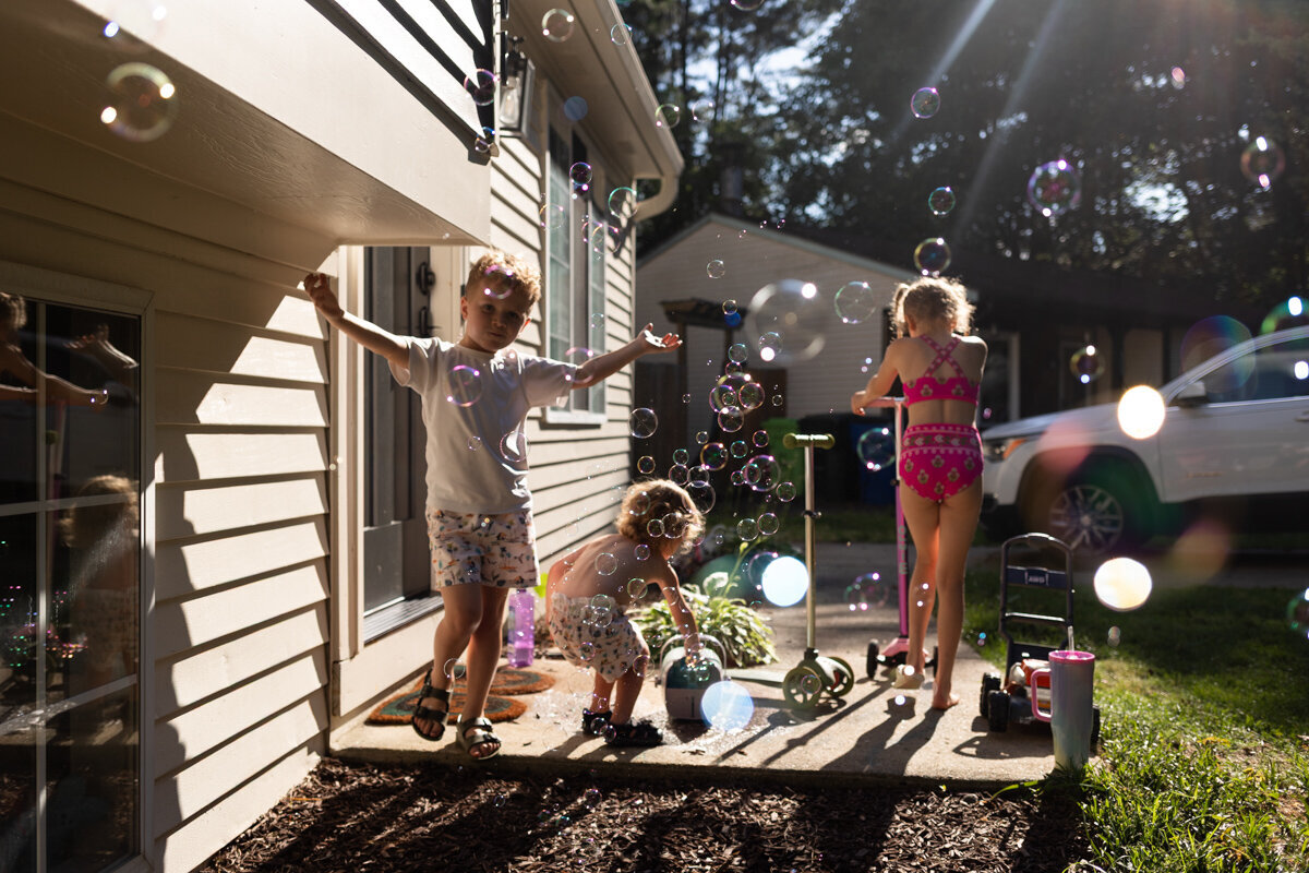 LightCreative_202405_HannahAlex_SpringCandidPhotoSession_RaleighDocumentaryFamilyPhotographer_008_blog