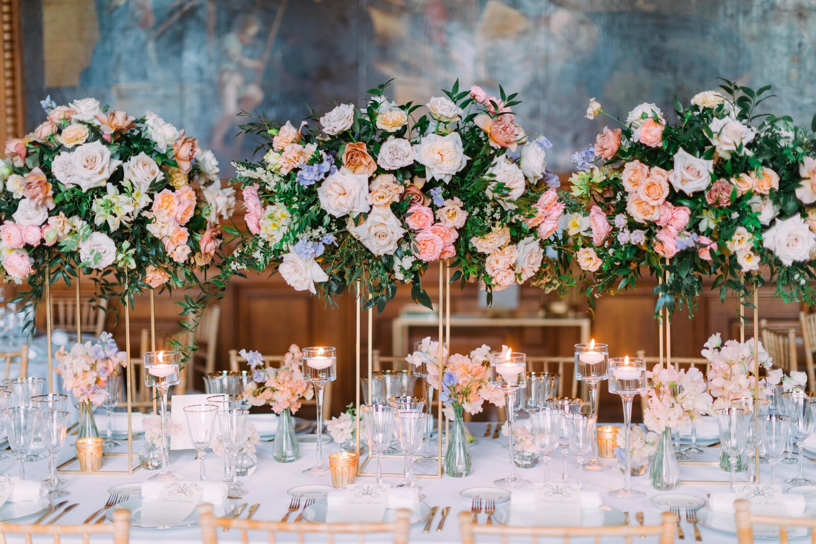 luxury_wedding_table_with_paste_pink_purple_roses_flowers_chateau_domaine_photographer_france6