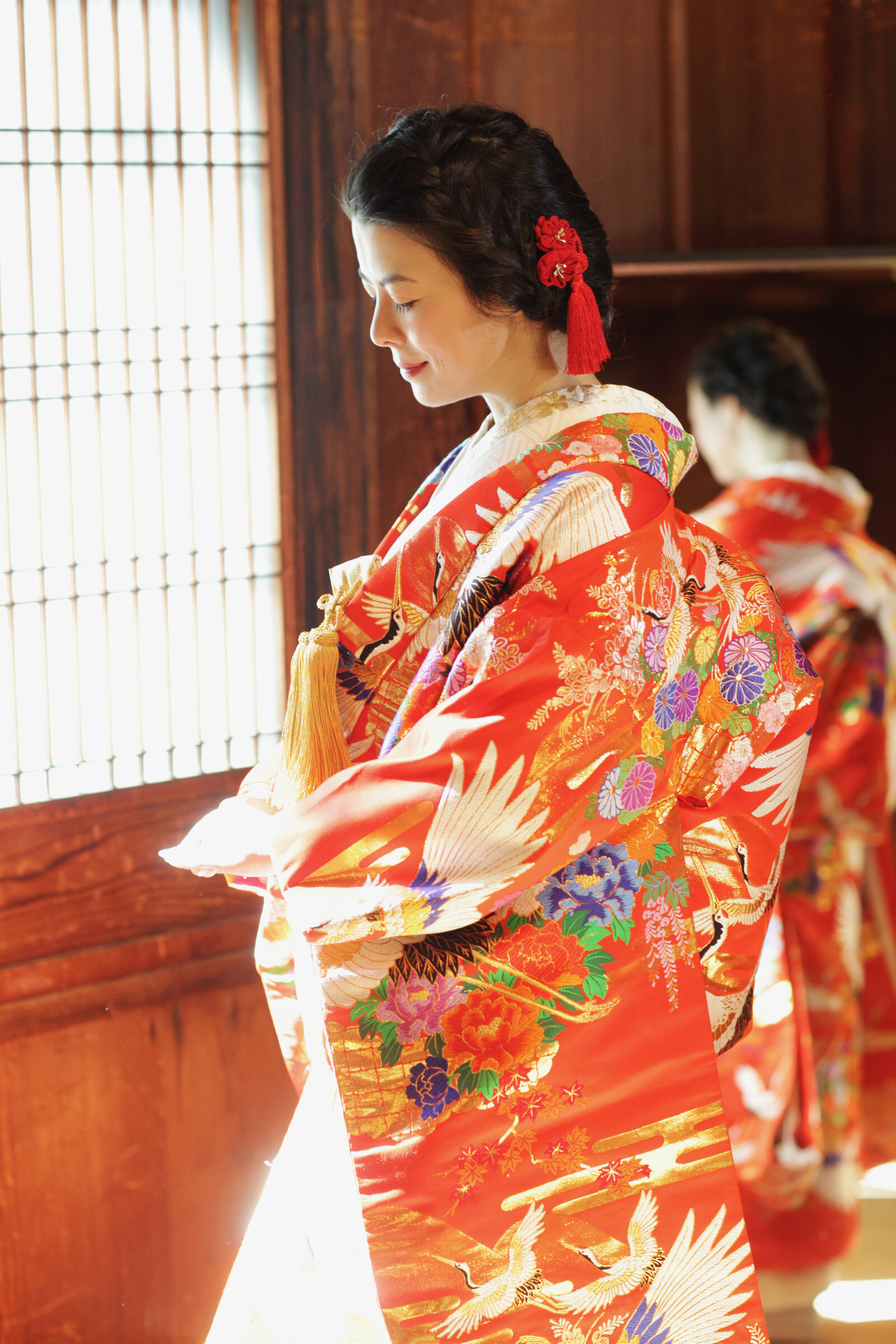 Smiling bride in red iro-uchikake at Hakone Estate & Gardens | 着物レンタル 和婚 色打掛 箱根エステート＆ガーデンズ