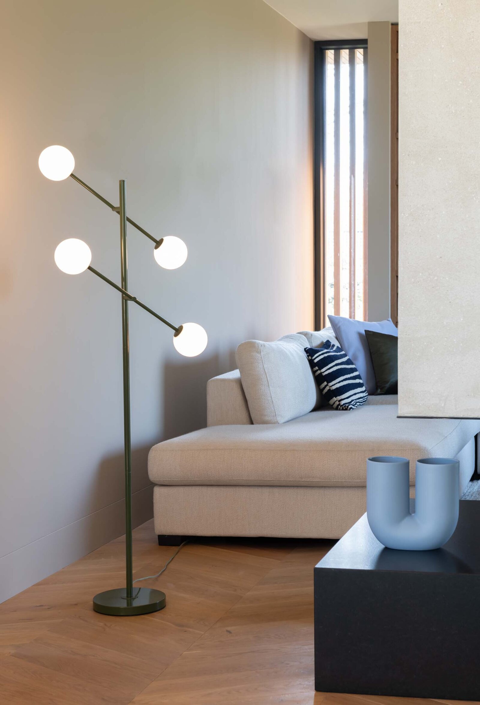 fotostyling-its-about-romi-nistelrode-woonkamer-vloerlamp-copenhagen-olive-sfeerbeeld-annedelange