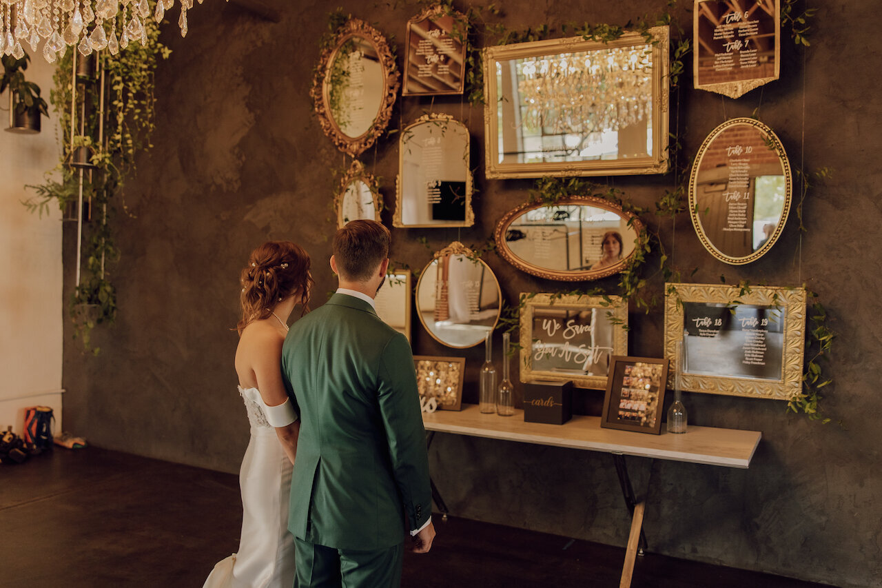 the-moss-wedding-venue-custom-seating-arrangement-signs