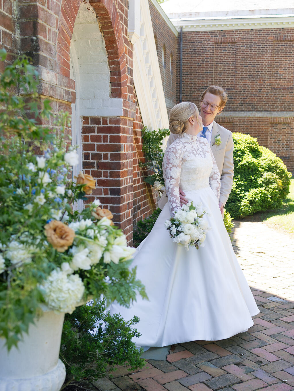 3_Kate Campbell Floral Whitehall Manor tented spring wedding by Anna and Wright photo
