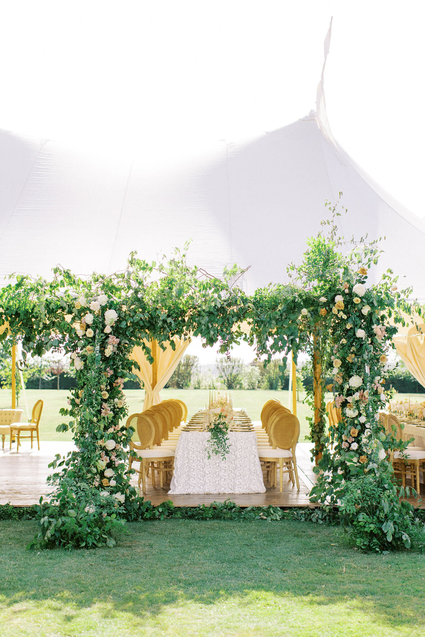 Wedding venue - tent wedding - france destination wedding florist