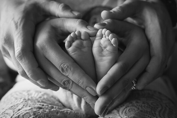 East Brunswick NJ Newborn Photographer Love formed by hands and feet