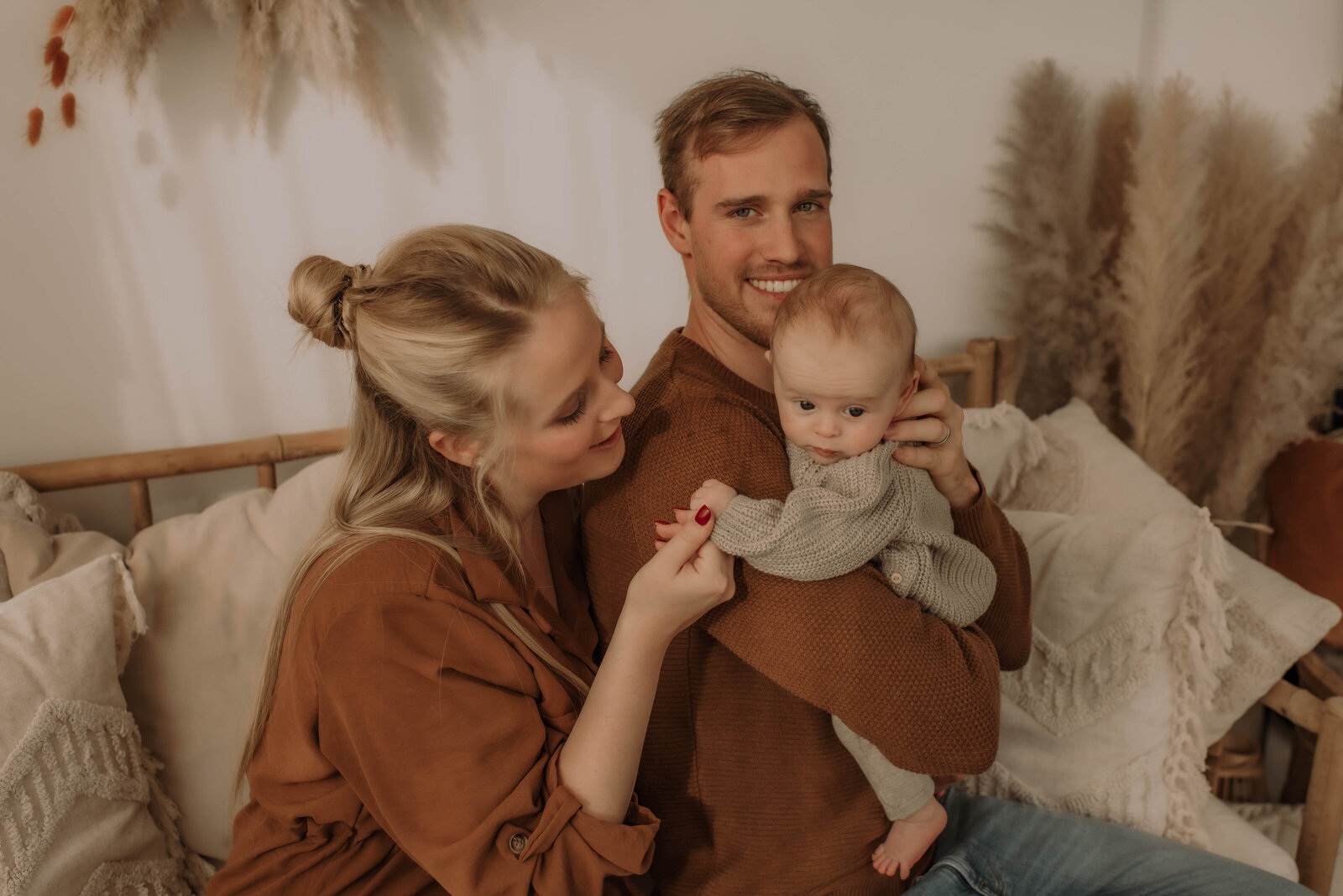 Ouders poseren met hun peuter voor familie fotoshoot in daglicht studio te Antwerpen